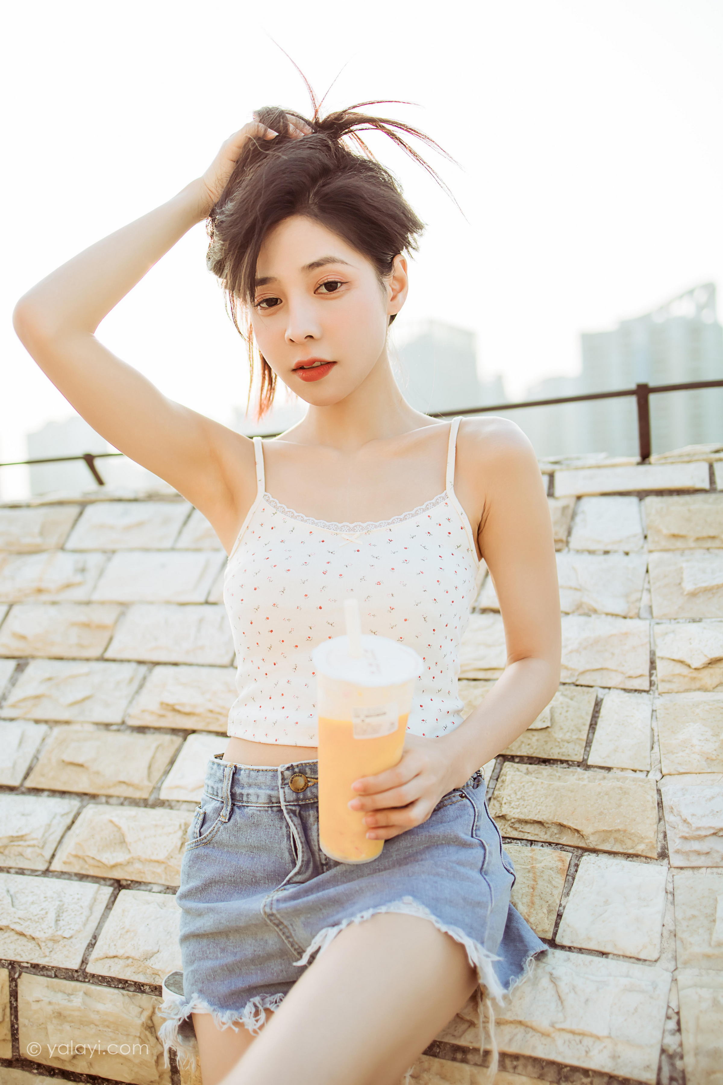 [YALAYI雅拉伊]2022.02.12 暖心情话 诗咏 白色蕾丝小背心加牛仔短裤性感私房写真集第13张