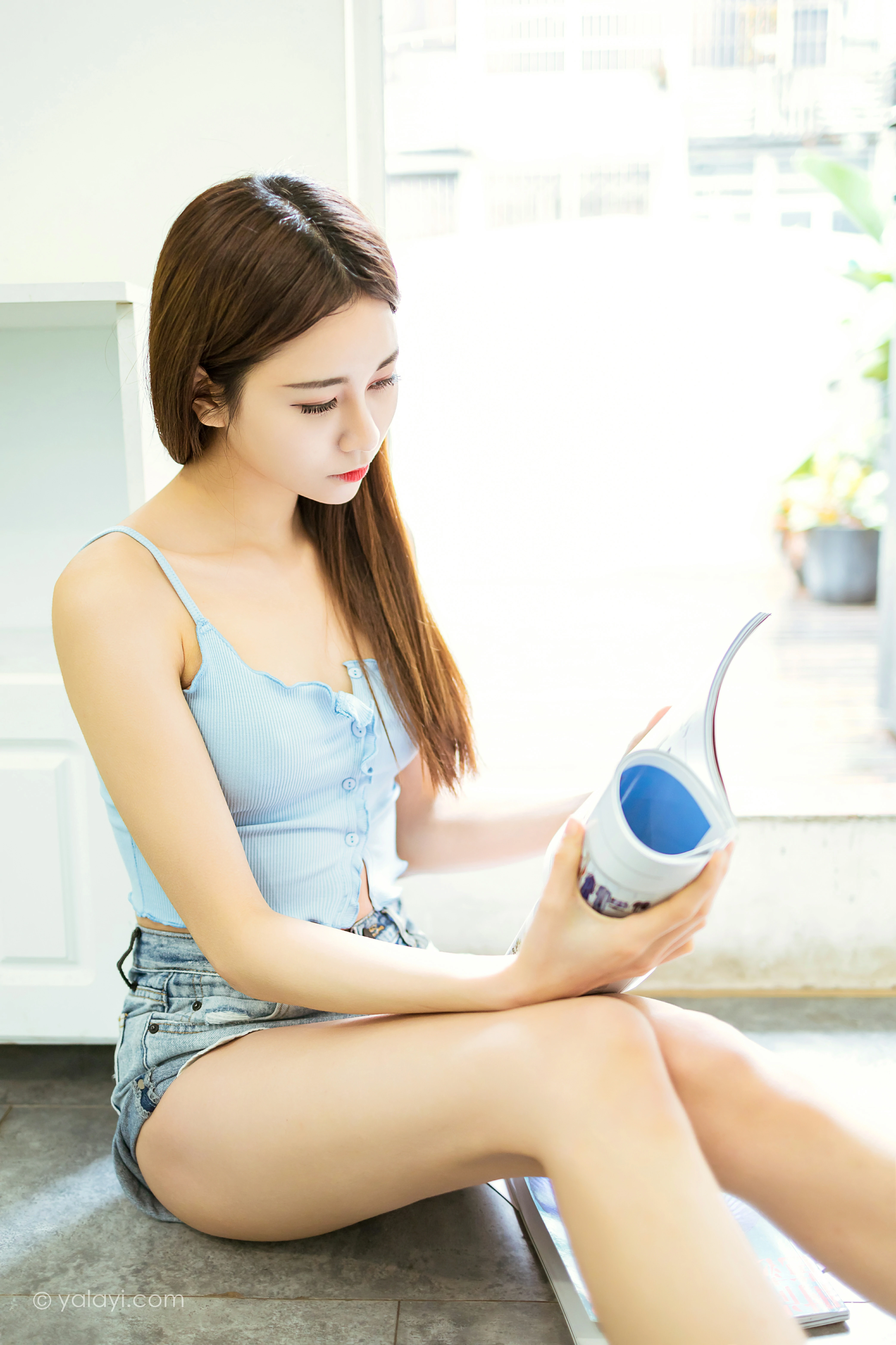 [YALAYI雅拉伊]NO.775 蓝色背心 陈若冰 蓝色性感小背心加牛仔短裤私房写真集第2张