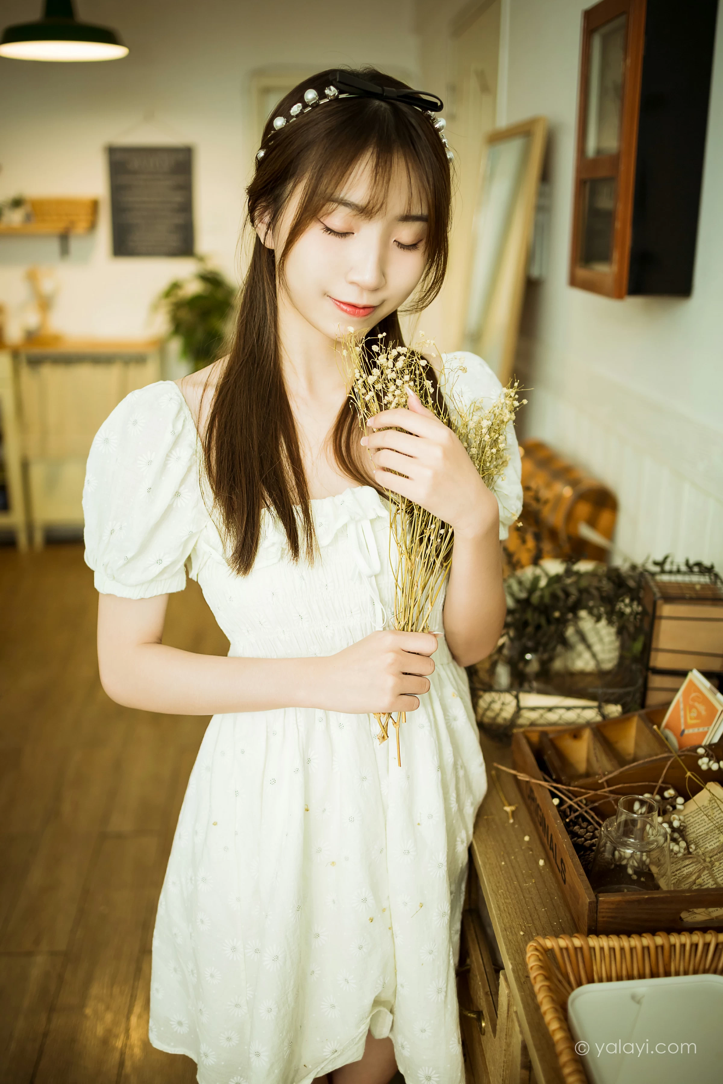 [YALAYI雅拉伊]NO.727 《甜美女友爱花艺》 小乔 白色裸背连衣裙居家写真第3张