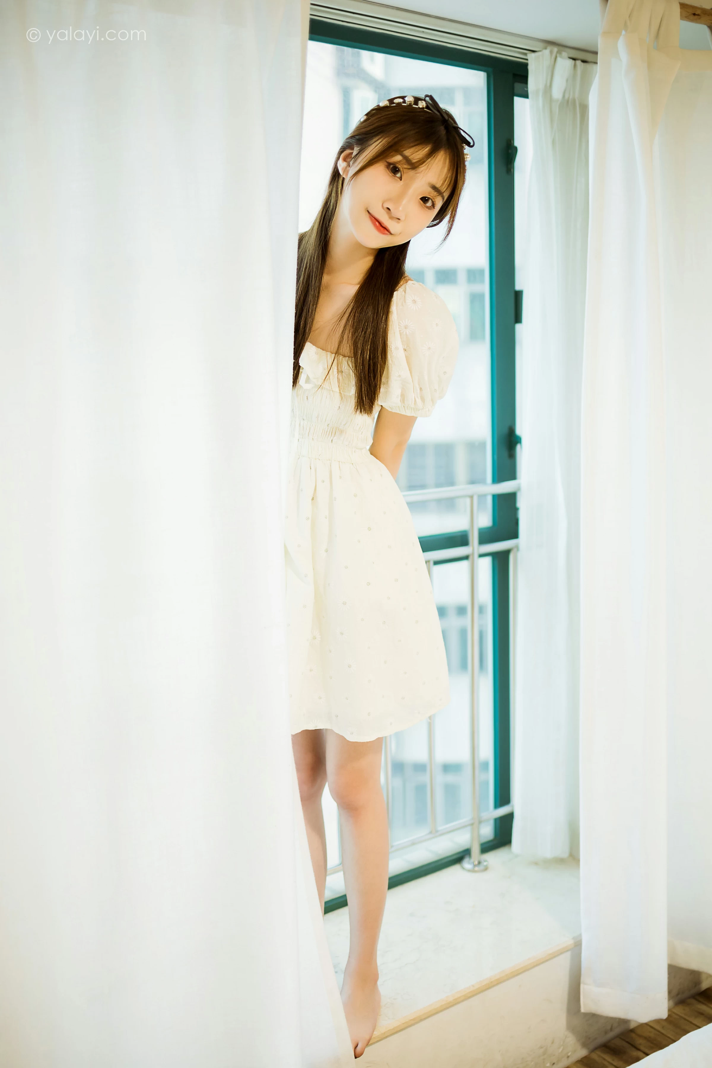 [YALAYI雅拉伊]NO.727 《甜美女友爱花艺》 小乔 白色裸背连衣裙居家写真第5张