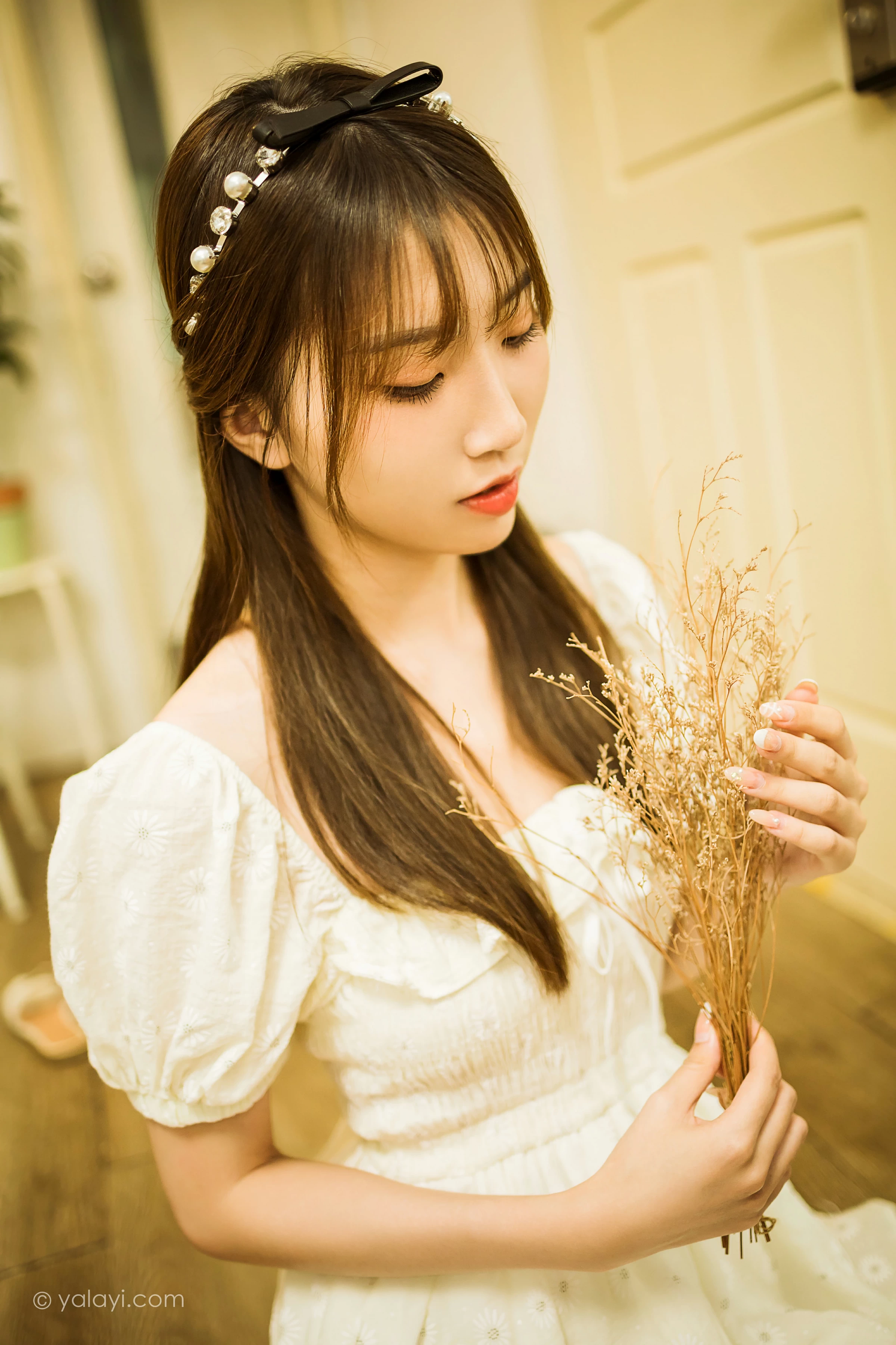[YALAYI雅拉伊]NO.727 《甜美女友爱花艺》 小乔 白色裸背连衣裙居家写真第11张