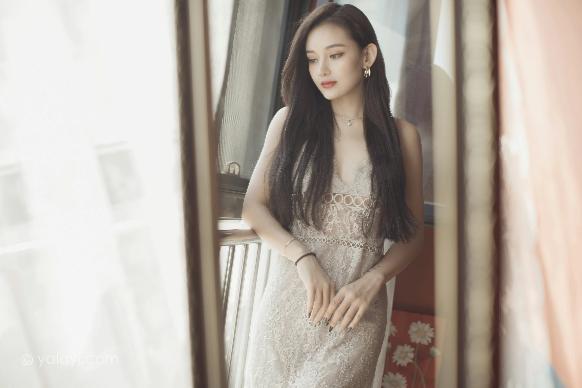 [YALAYI雅拉伊]NO.665 《无问》 刘子炀 白色透视蕾丝连衣裙性感私房写真集第2张
