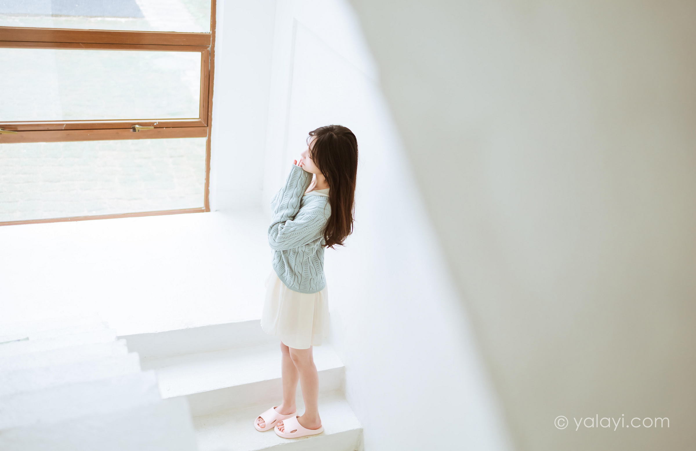 [YALAYI雅拉伊]2022.04.08 优雅永不过时 小乔 白色毛衣加连衣裙清纯写真集第13张