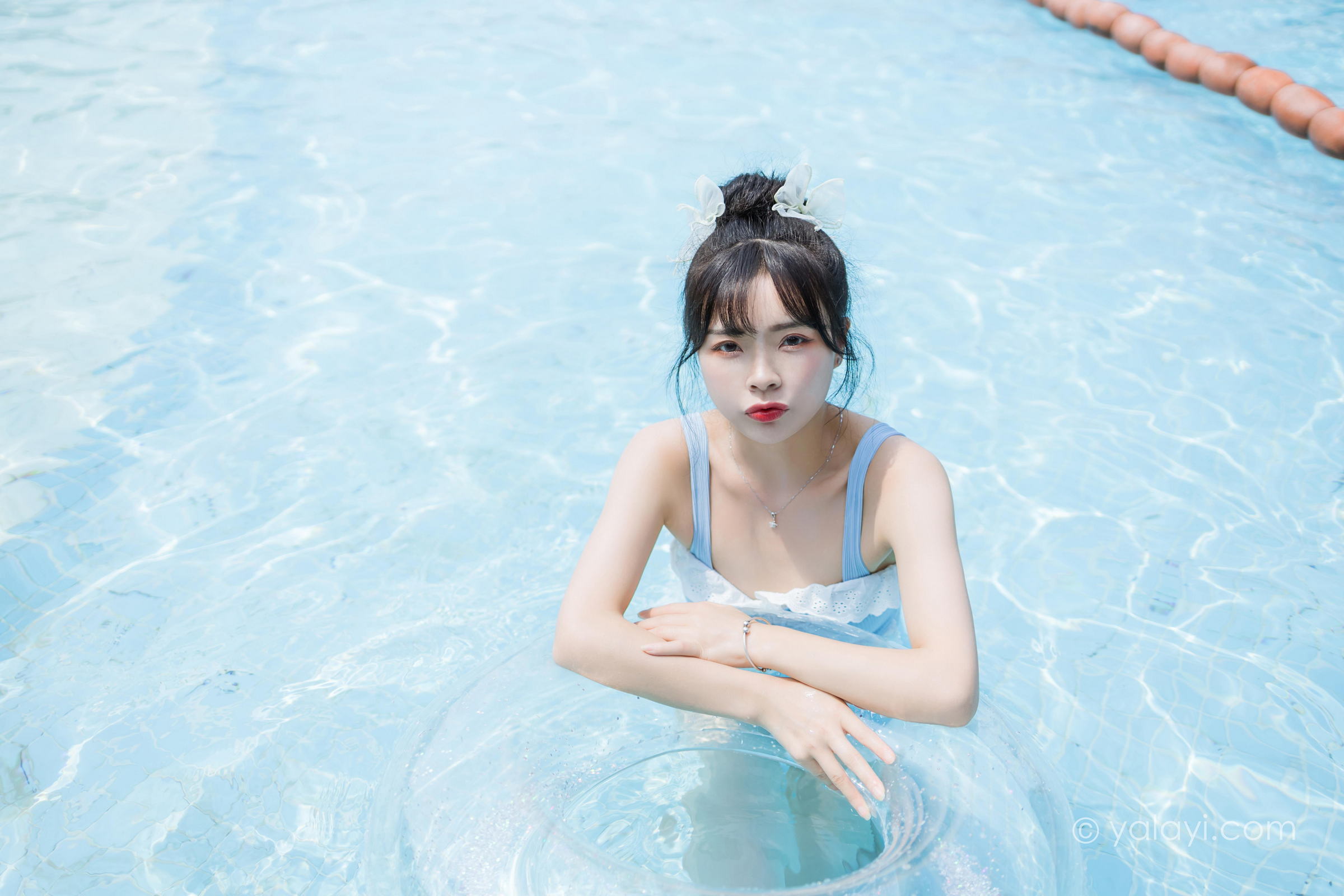 [YALAYI雅拉伊]2022.10.11 假日阳光 程小蝶 蓝色连体比基尼泳装性感写真集第1张