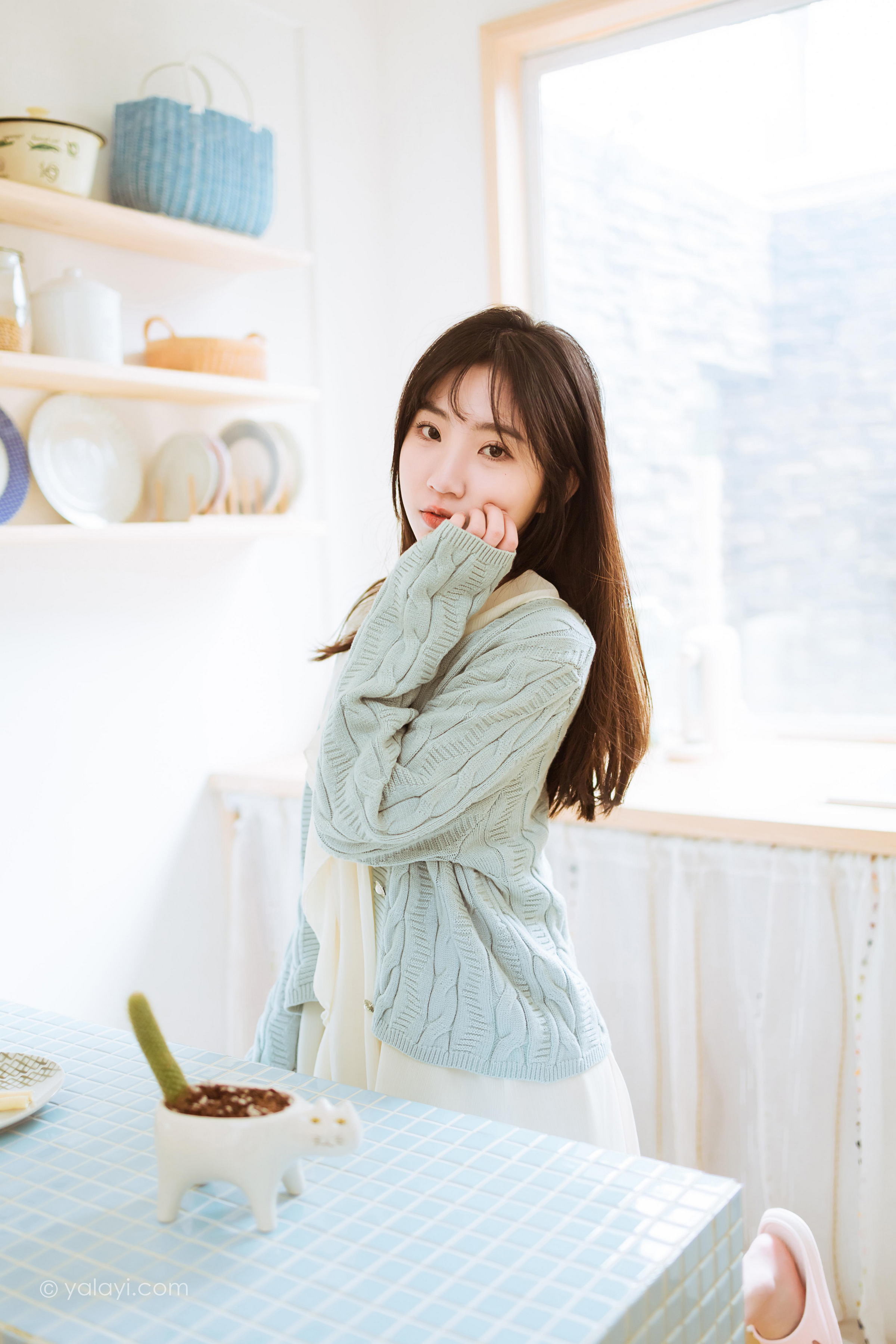 [YALAYI雅拉伊]2022.04.08 优雅永不过时 小乔 白色毛衣加连衣裙清纯写真集第14张