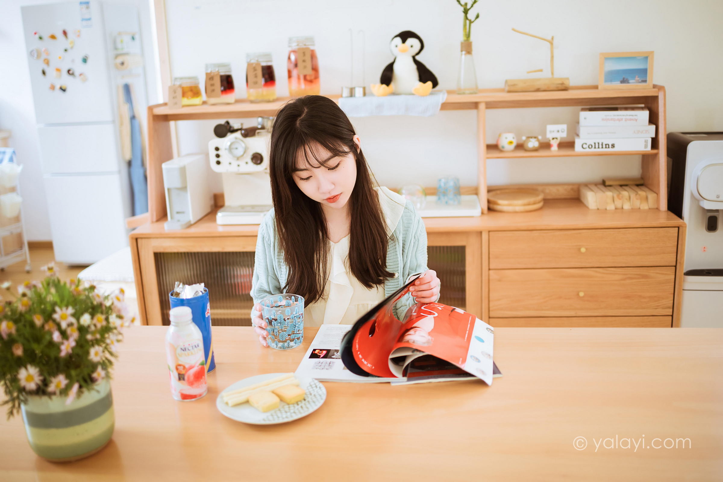 [YALAYI雅拉伊]2022.04.08 优雅永不过时 小乔 白色毛衣加连衣裙清纯写真集第1张