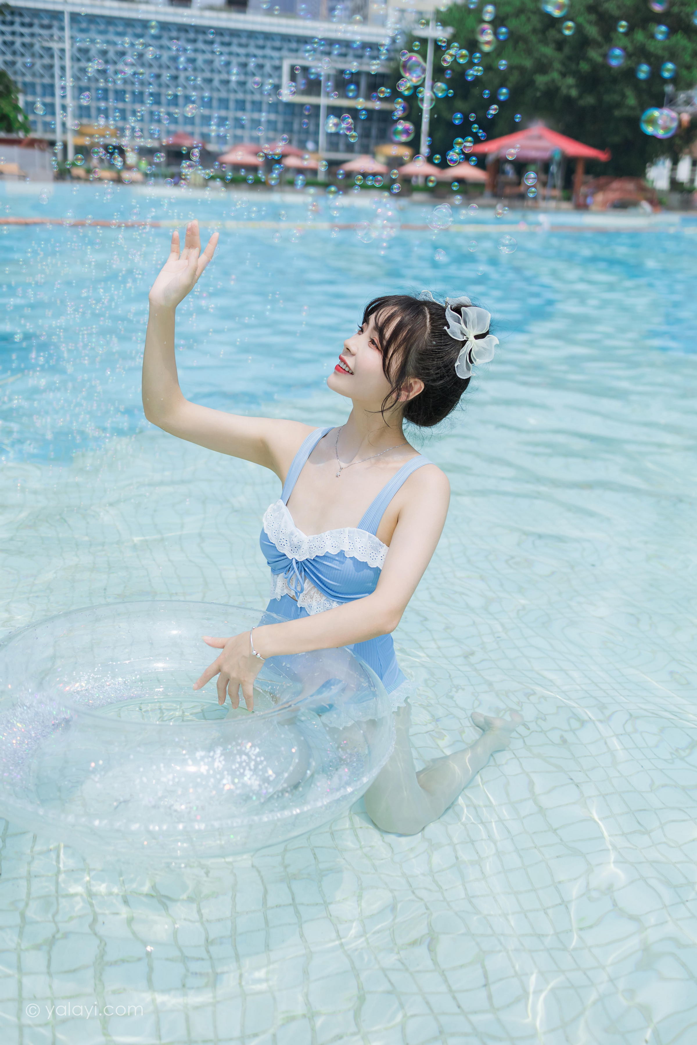 [YALAYI雅拉伊]2022.10.11 假日阳光 程小蝶 蓝色连体比基尼泳装性感写真集第7张