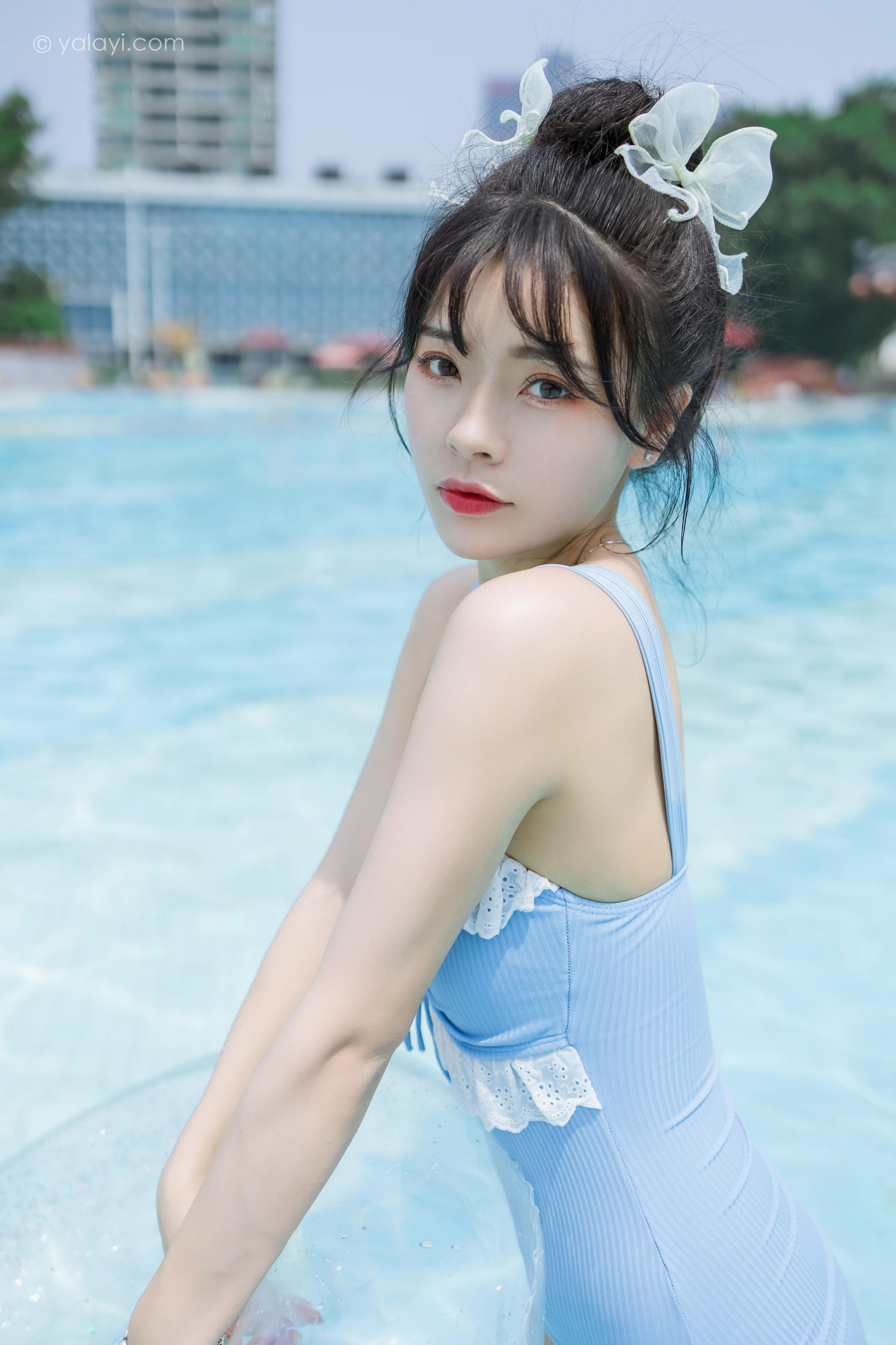 [YALAYI雅拉伊]2022.10.11 假日阳光 程小蝶 蓝色连体比基尼泳装性感写真集第5张