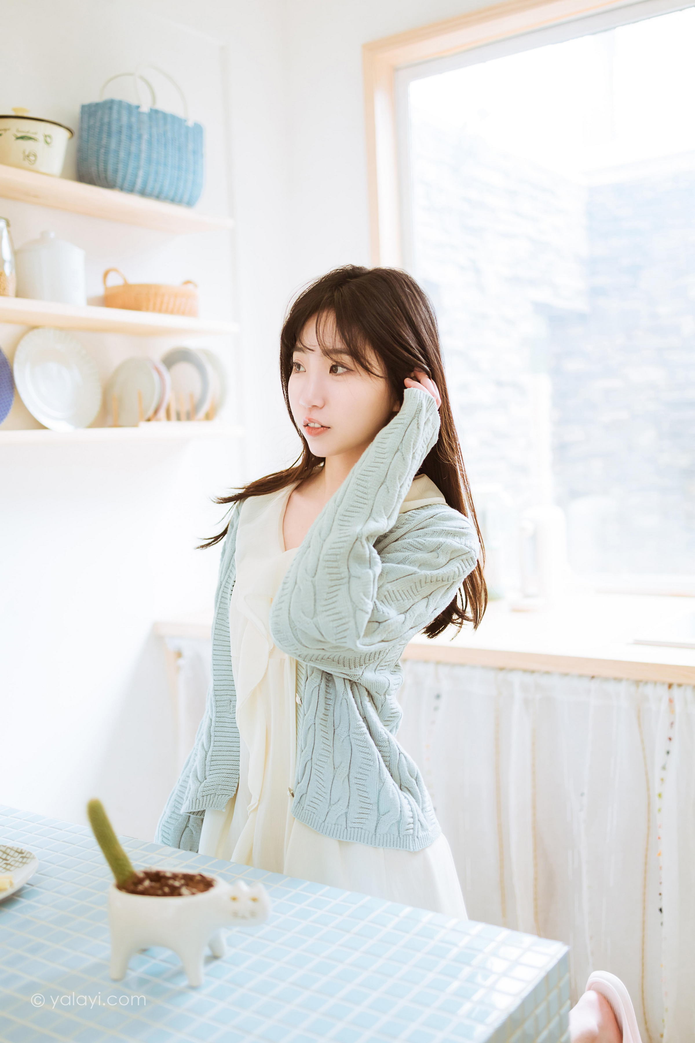 [YALAYI雅拉伊]2022.04.08 优雅永不过时 小乔 白色毛衣加连衣裙清纯写真集第14张