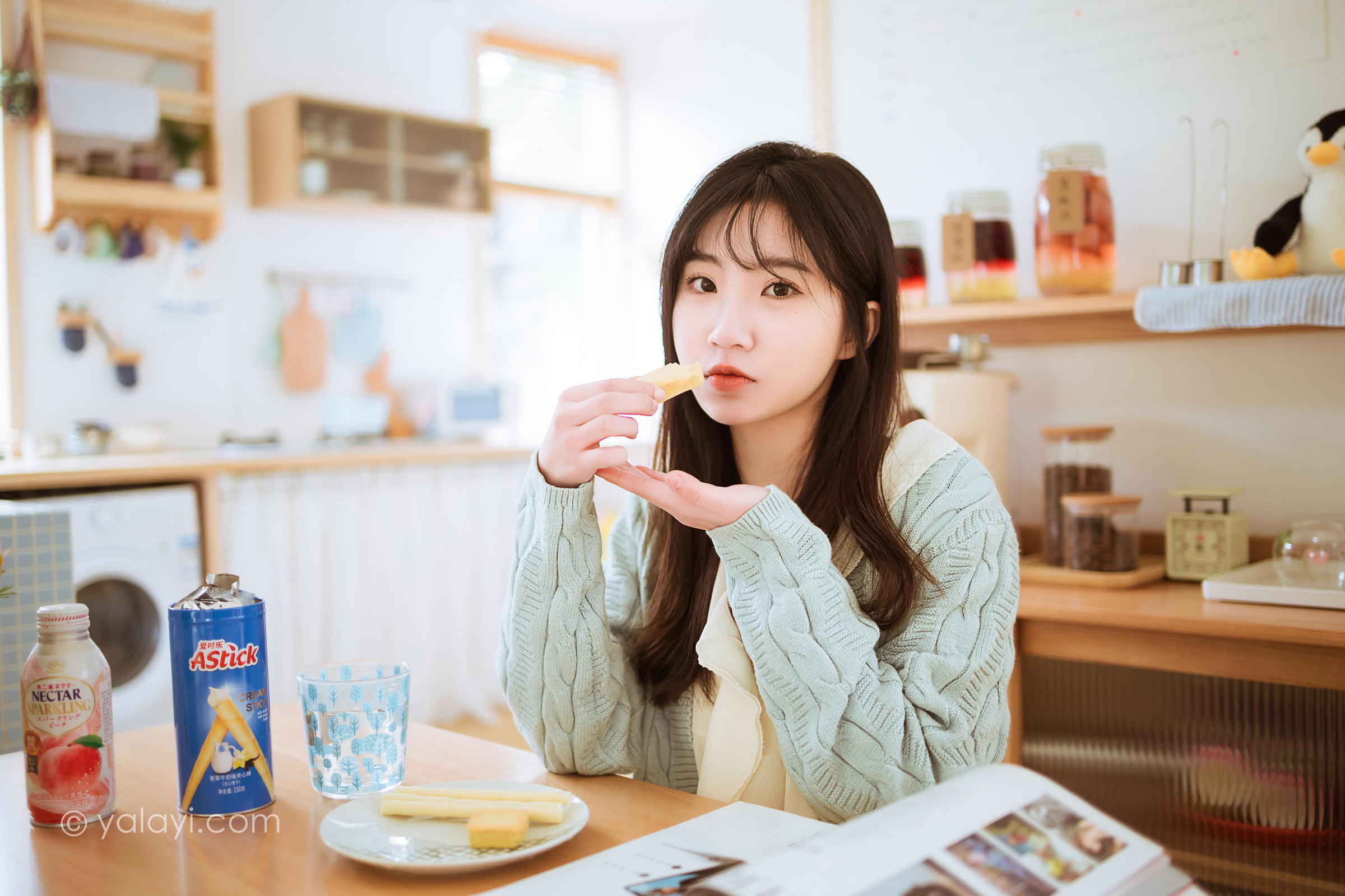 [YALAYI雅拉伊]2022.04.08 优雅永不过时 小乔 白色毛衣加连衣裙清纯写真集第2张