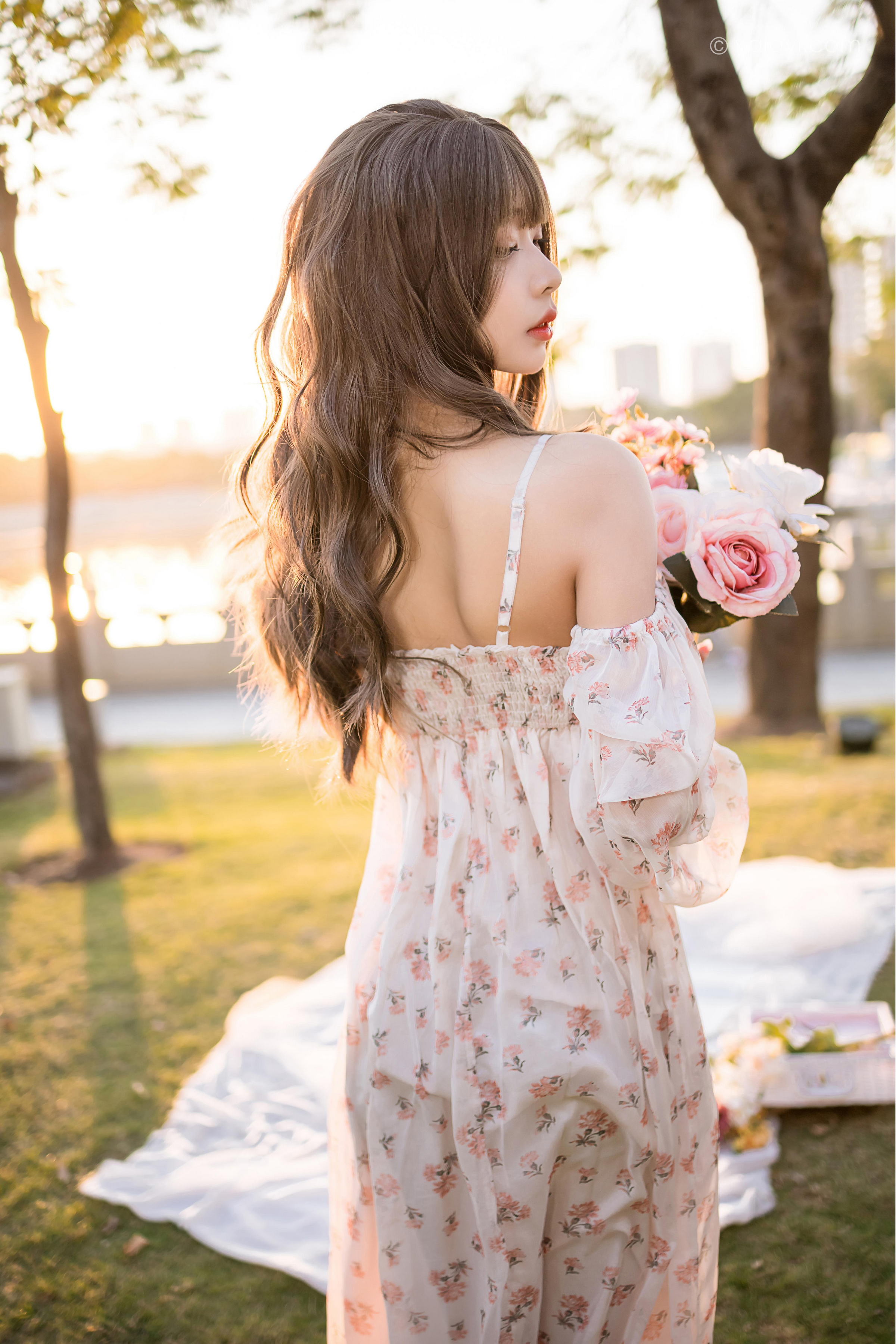 [YALAYI雅拉伊]2022.02.16 希望的阳光 阿禾 白色透视吊带连衣裙公园休闲写真集第9张