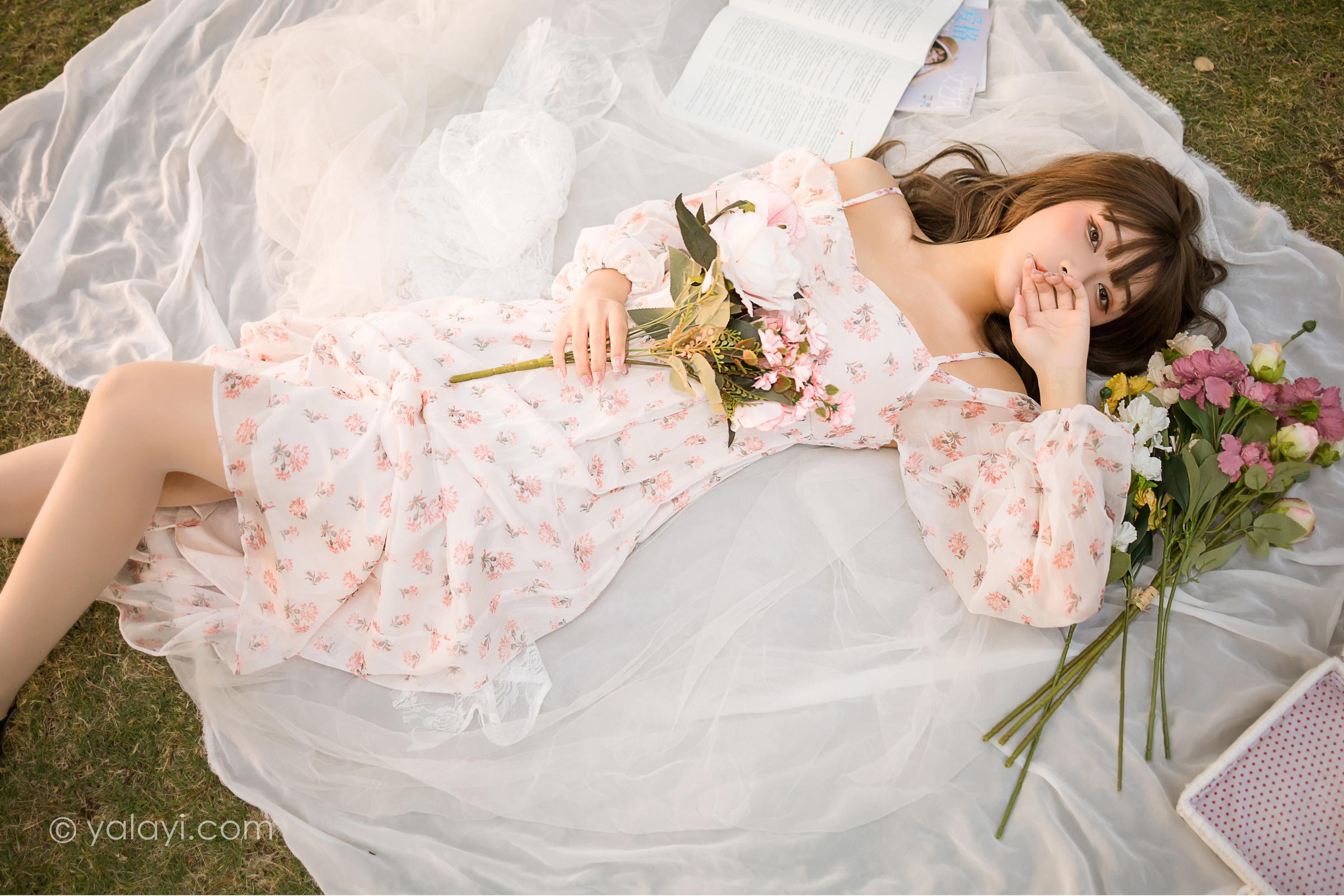 [YALAYI雅拉伊]2022.02.16 希望的阳光 阿禾 白色透视吊带连衣裙公园休闲写真集第14张