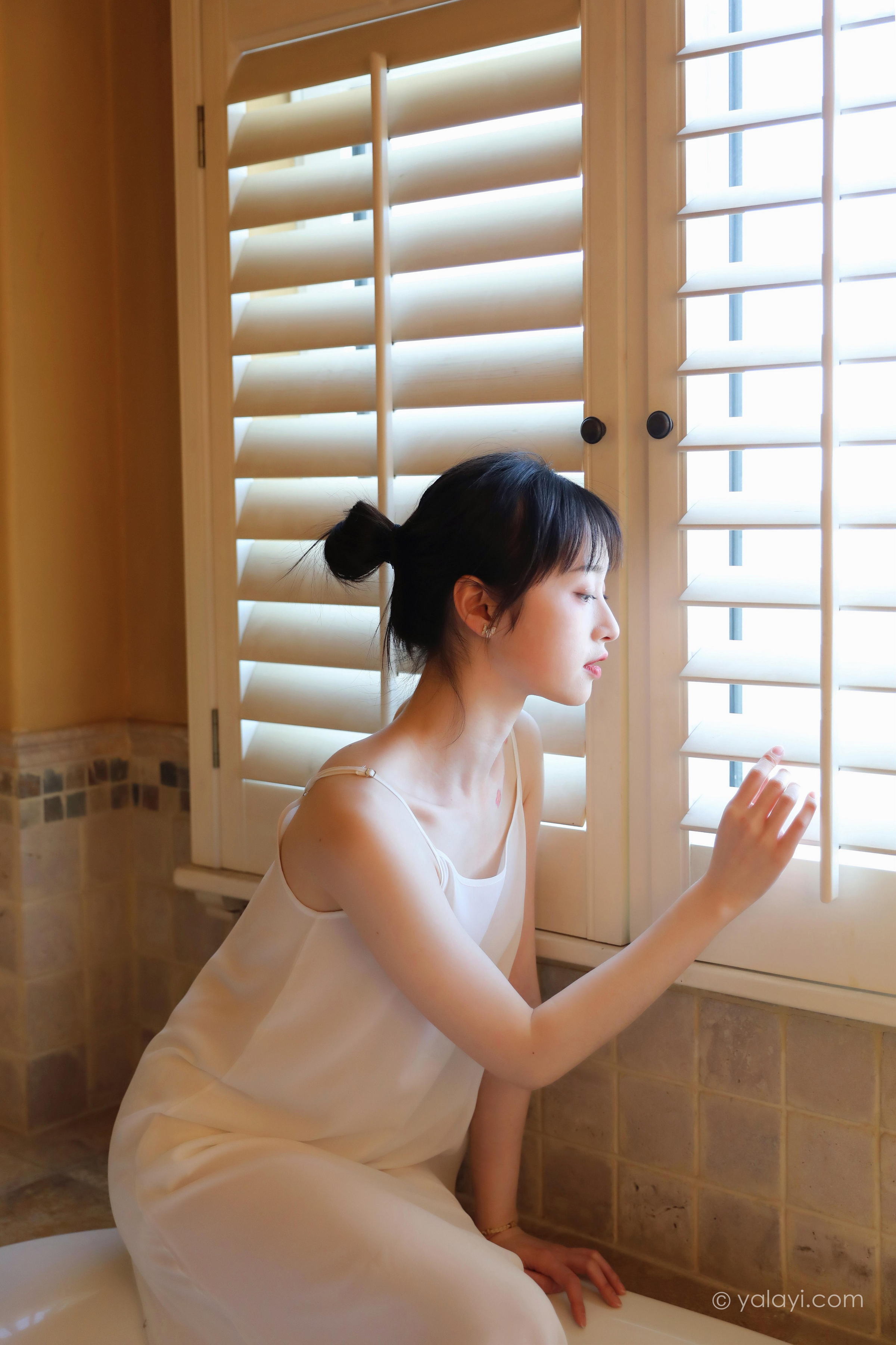[YALAYI雅拉伊]2022.05.20 不是风景 京京 白色透视镂空披肩加橙色吊带睡衣裙性感写真集第9张