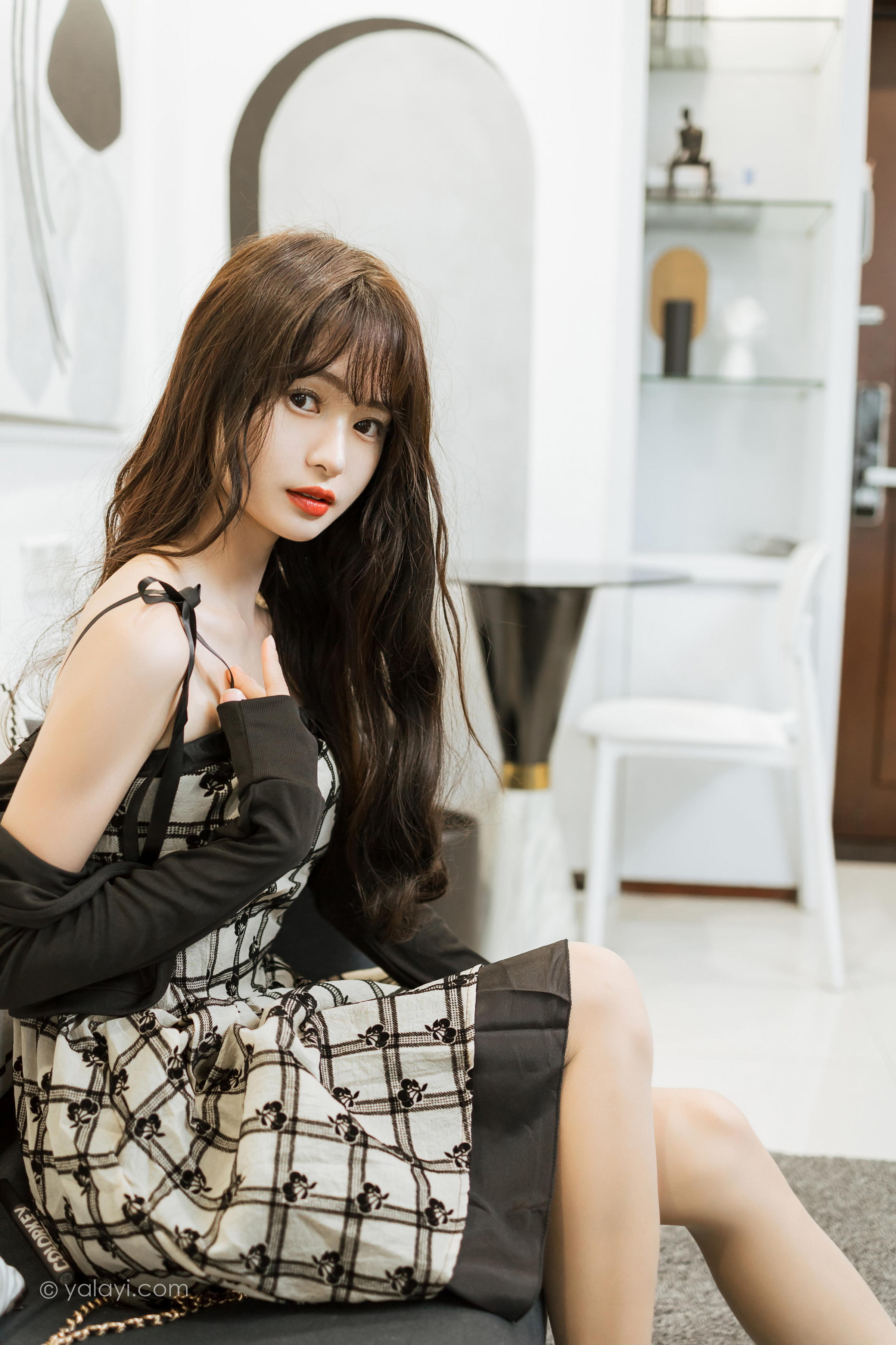 [YALAYI雅拉伊]2022.09.05 温柔的夜 小亭 黑色小外套加白色格子连衣裙居家清纯写真集第2张