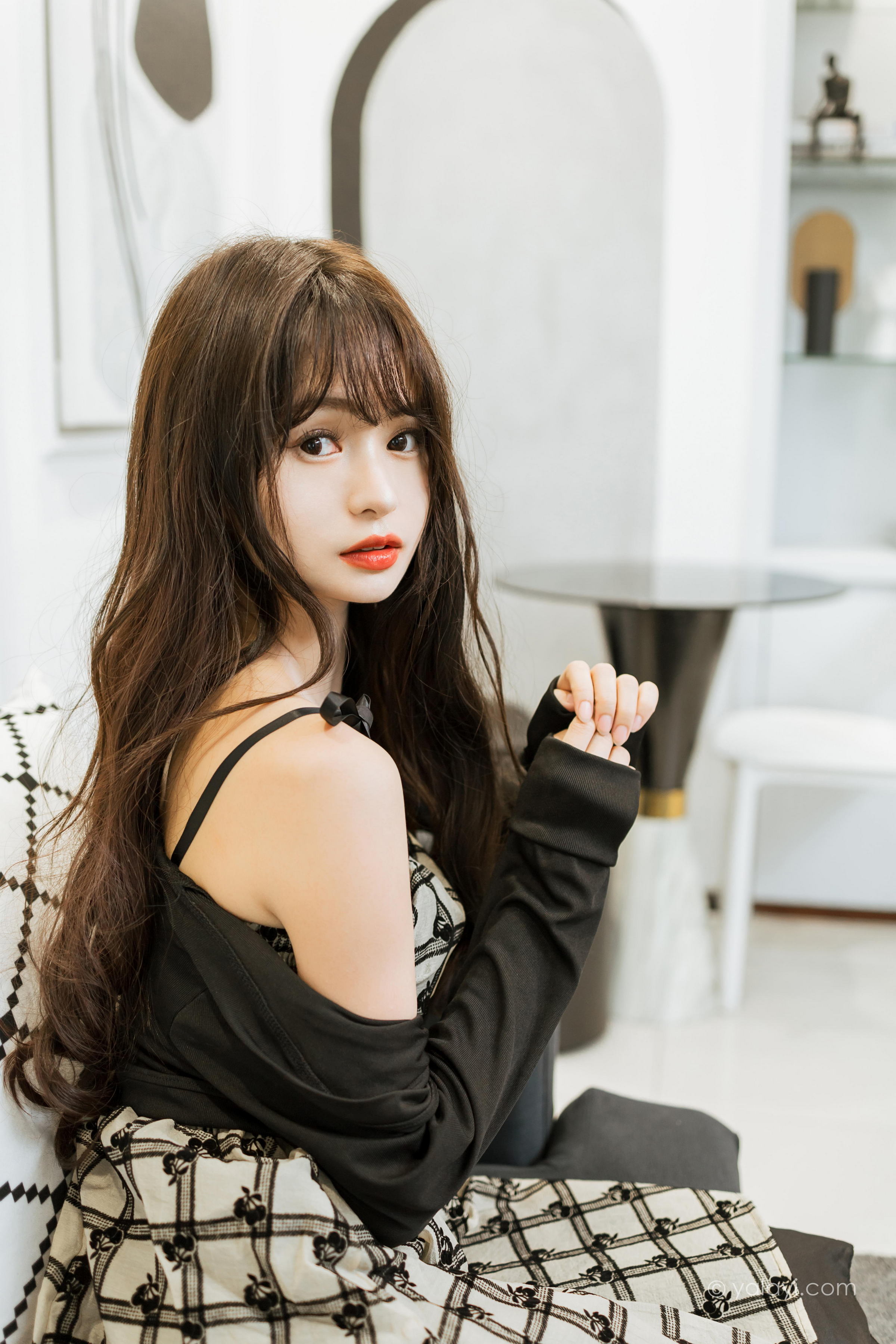 [YALAYI雅拉伊]2022.09.05 温柔的夜 小亭 黑色小外套加白色格子连衣裙居家清纯写真集第1张
