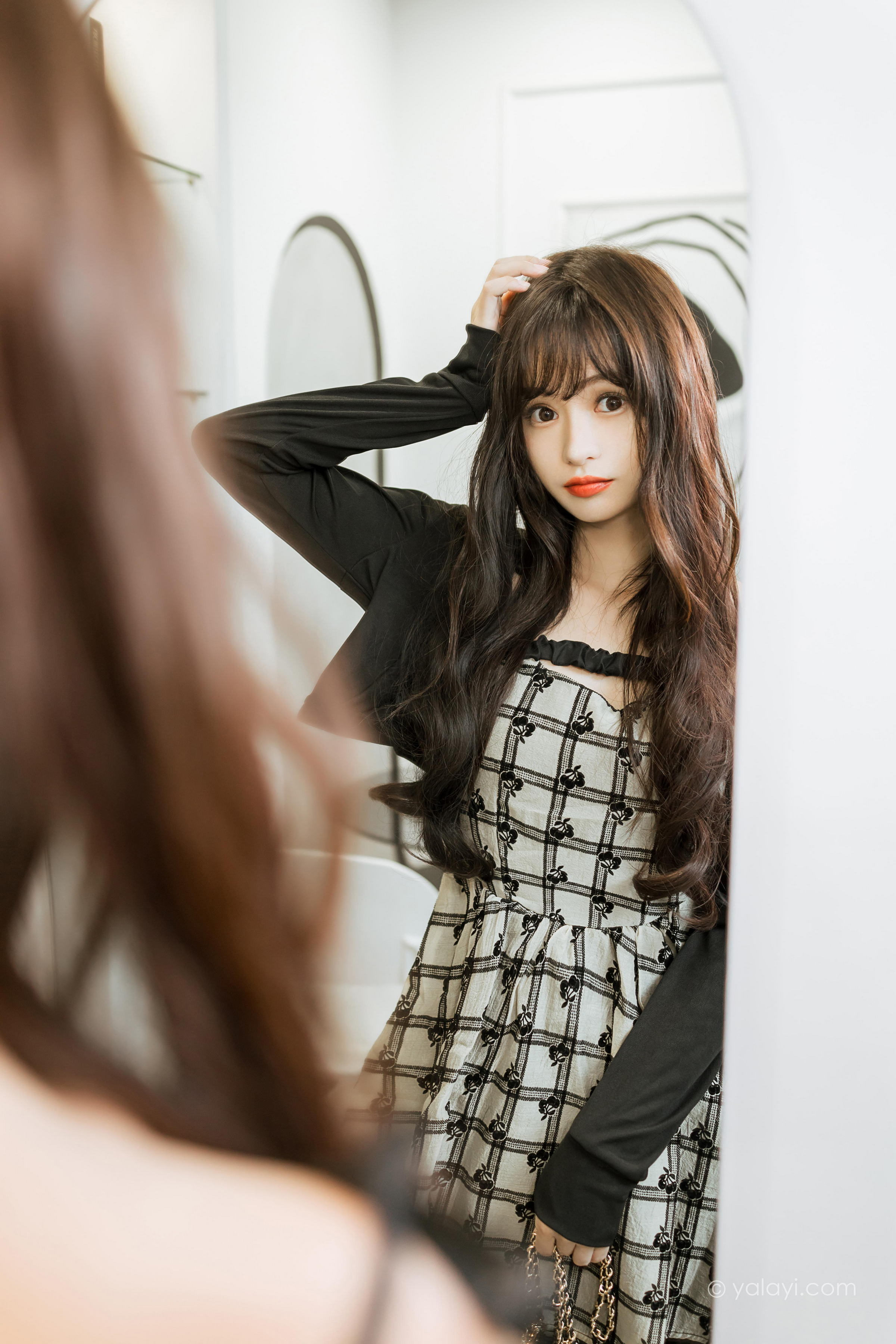 [YALAYI雅拉伊]2022.09.05 温柔的夜 小亭 黑色小外套加白色格子连衣裙居家清纯写真集第3张