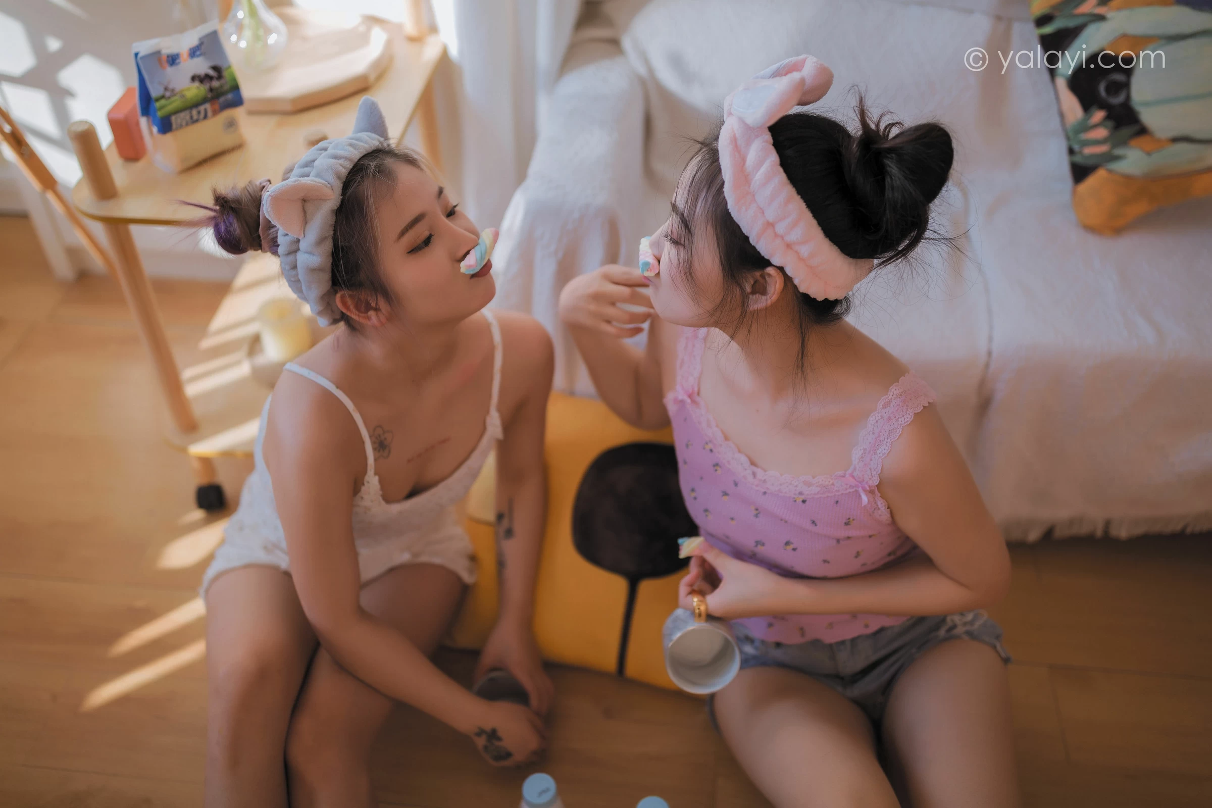 [YALAYI雅拉伊]NO.728 《另一个我》 左木 梦涵 性感小背心加短裤居家私房写真集第7张