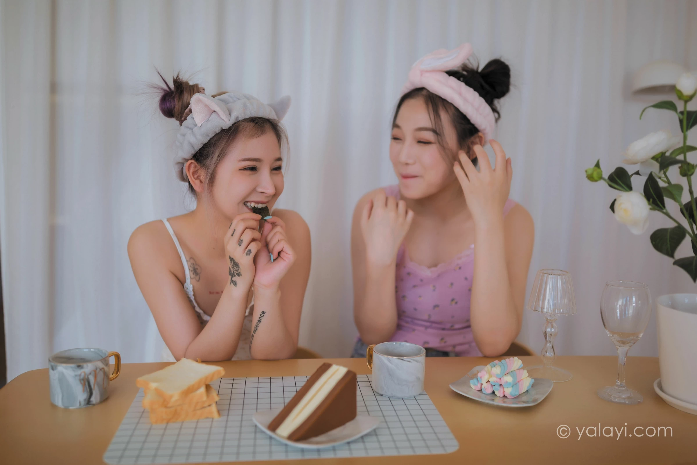 [YALAYI雅拉伊]NO.728 《另一个我》 左木 梦涵 性感小背心加短裤居家私房写真集第13张