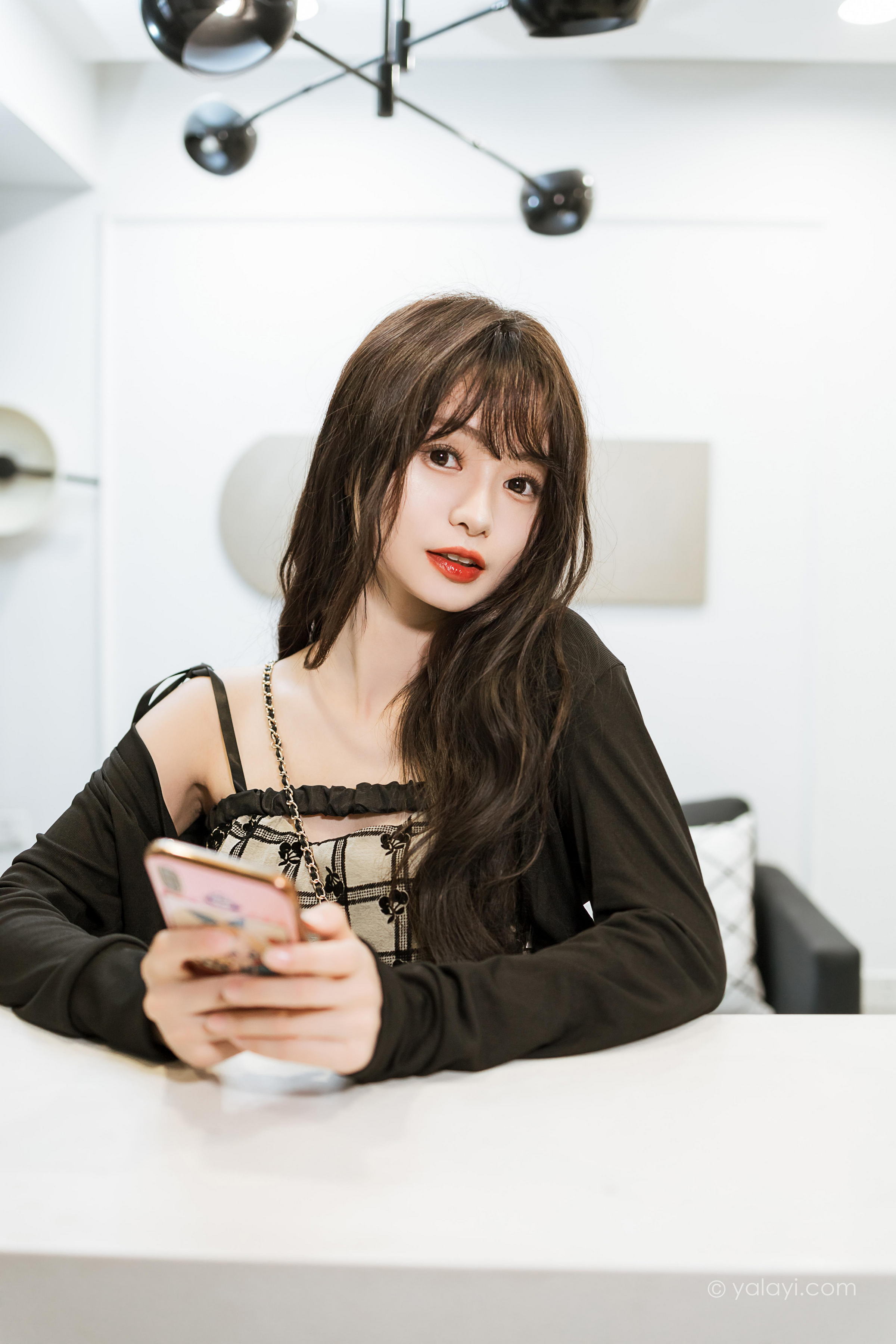[YALAYI雅拉伊]2022.09.05 温柔的夜 小亭 黑色小外套加白色格子连衣裙居家清纯写真集第9张