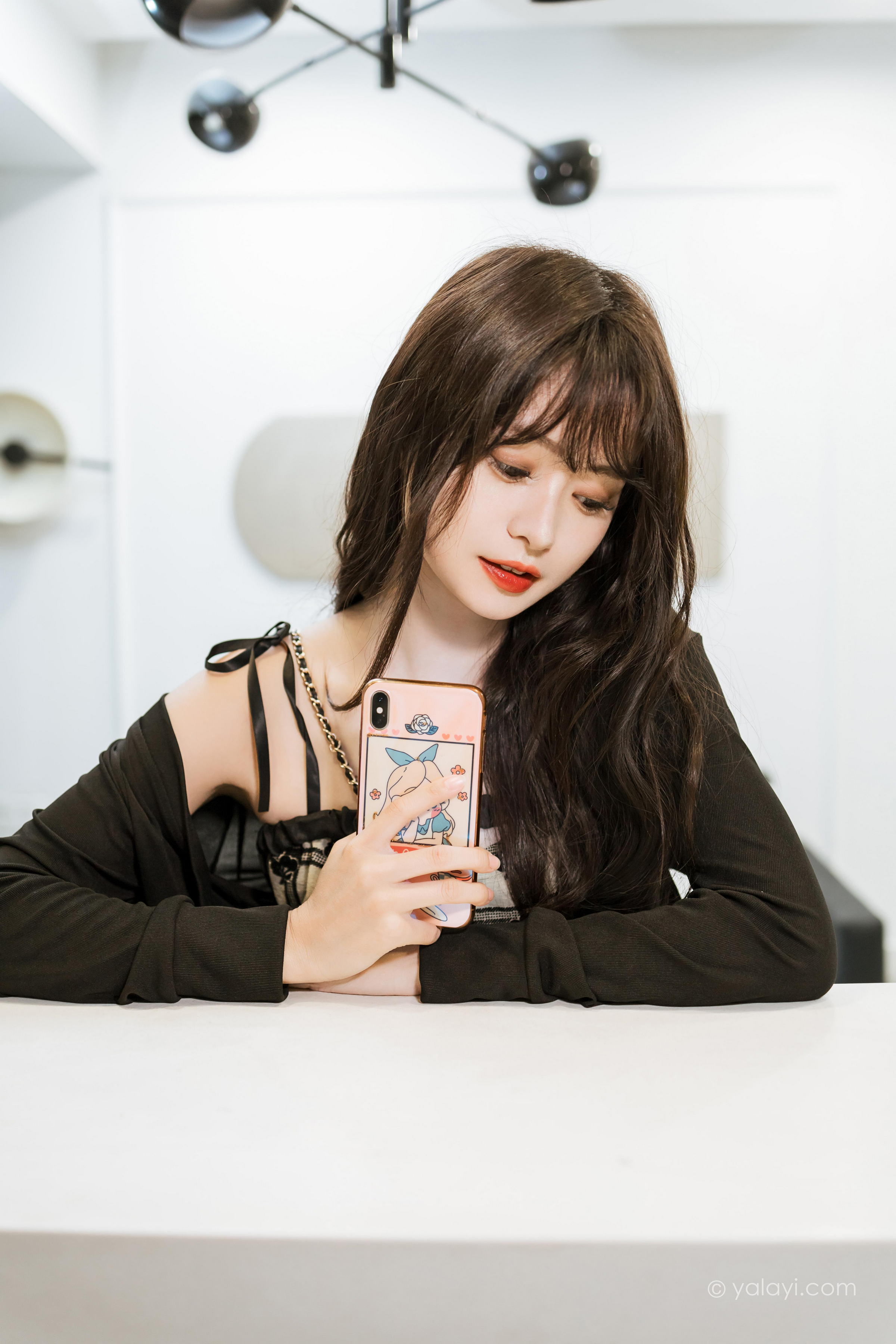 [YALAYI雅拉伊]2022.09.05 温柔的夜 小亭 黑色小外套加白色格子连衣裙居家清纯写真集第10张