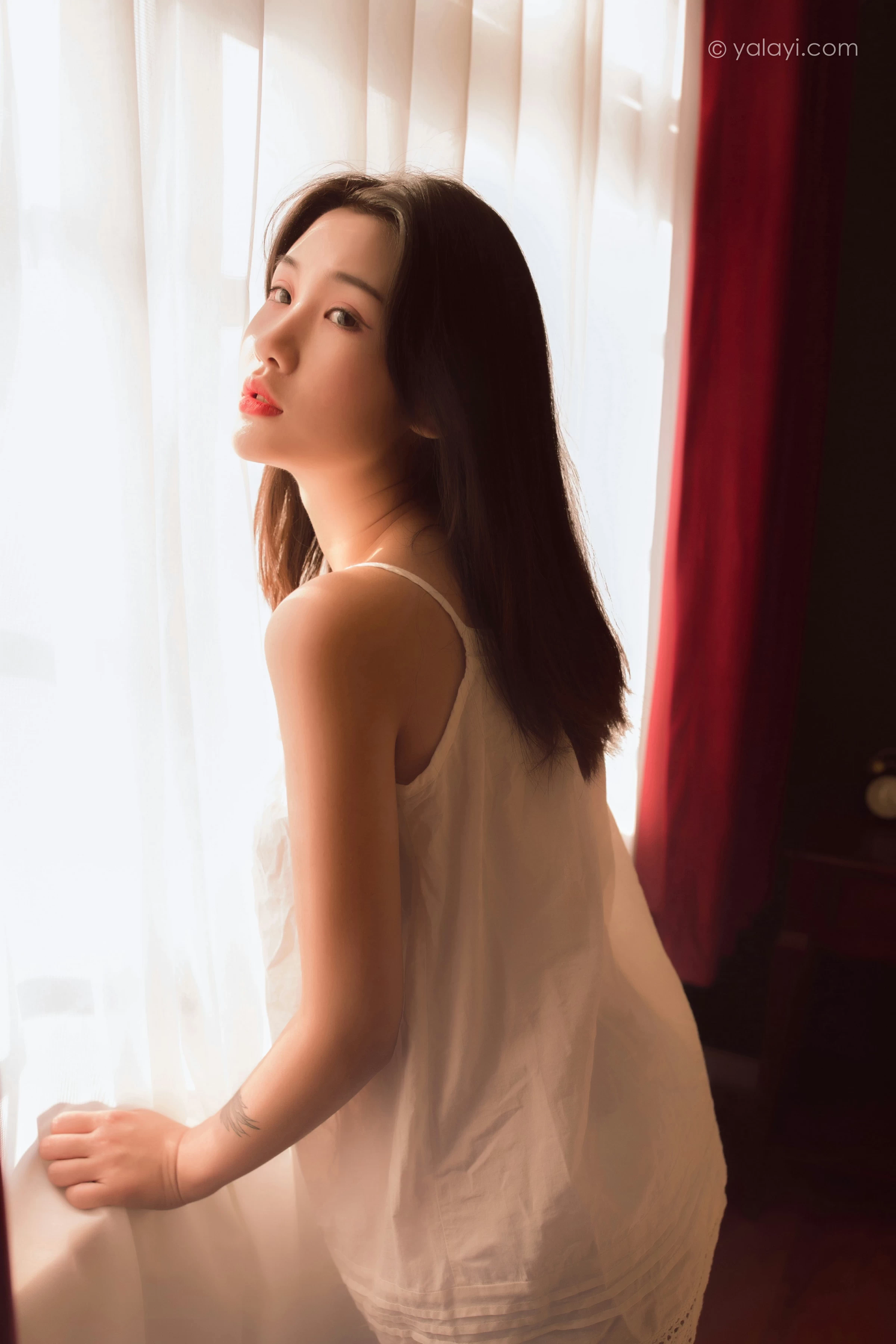 [YALAYI雅拉伊]NO.821 深情 籹籹仔 白色吊带睡衣居家性感私房写真集第2张