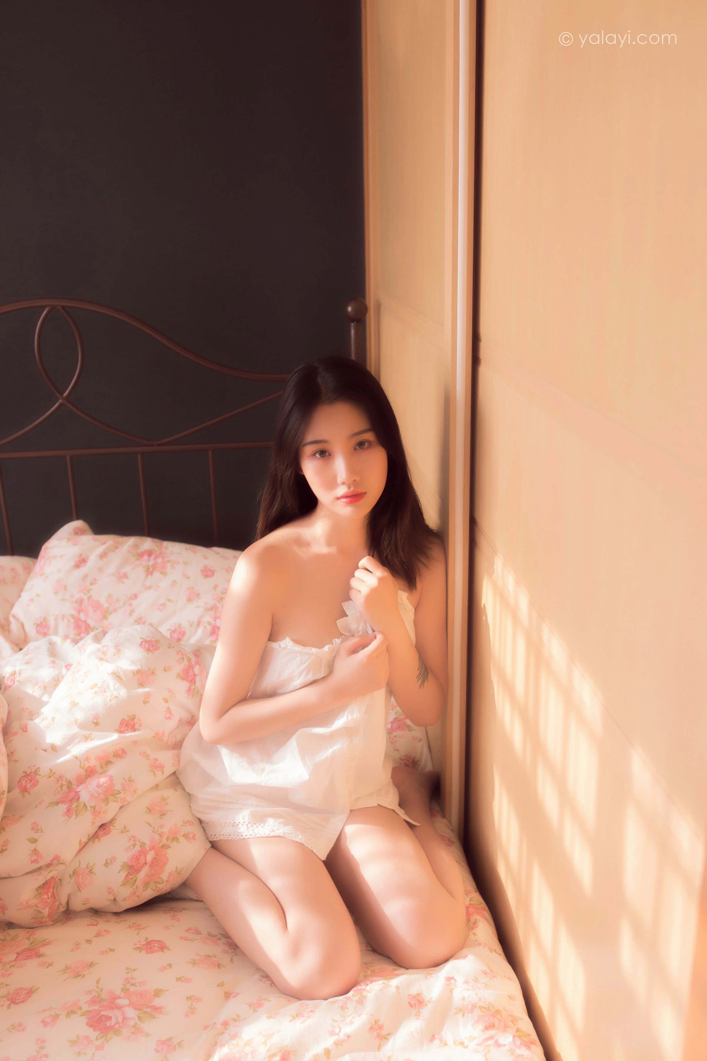 [YALAYI雅拉伊]NO.821 深情 籹籹仔 白色吊带睡衣居家性感私房写真集第7张