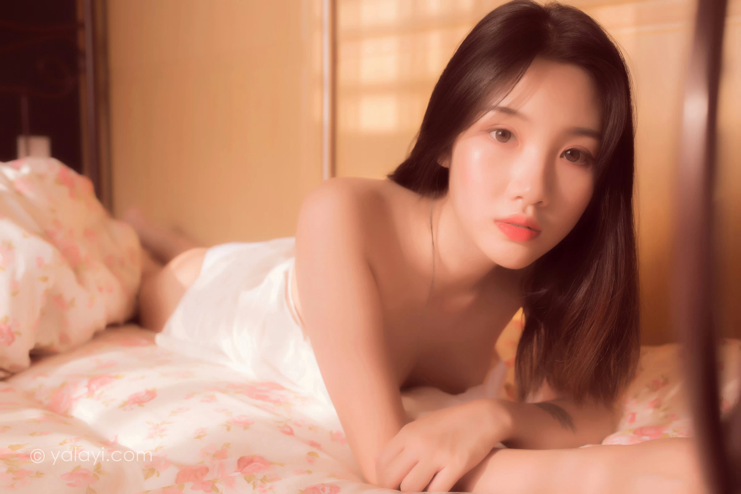 [YALAYI雅拉伊]NO.821 深情 籹籹仔 白色吊带睡衣居家性感私房写真集第8张