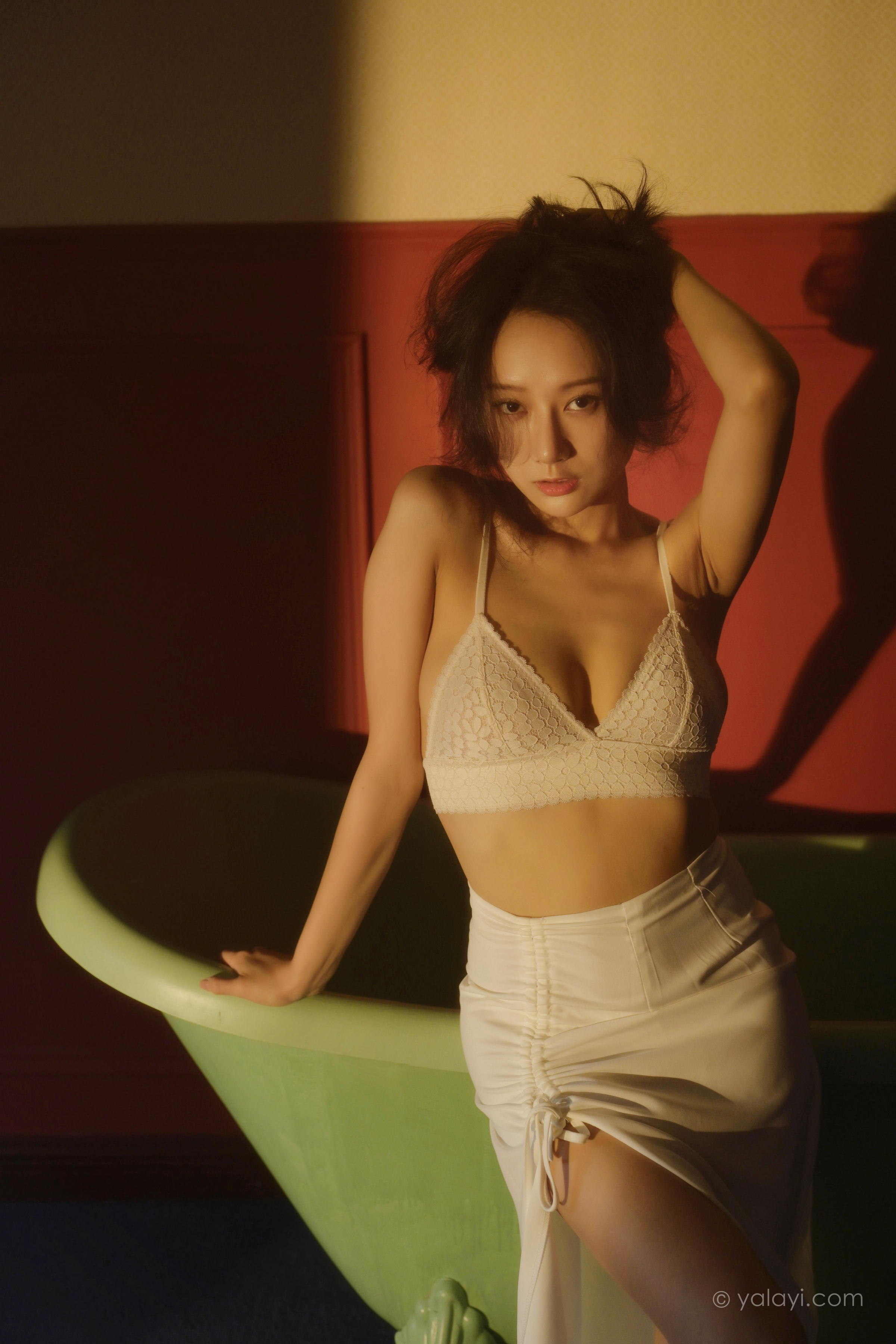 [YALAYI雅拉伊]2022.10.12 她是谁 何嘉颖 白色蕾丝内衣加开叉长裙居家性感私房写真集第16张
