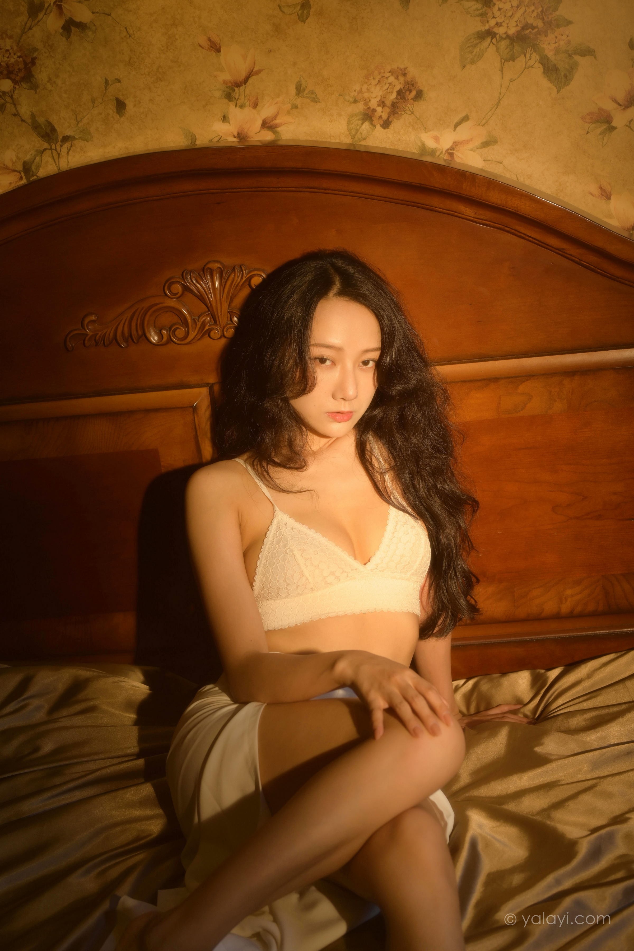 [YALAYI雅拉伊]2022.10.12 她是谁 何嘉颖 白色蕾丝内衣加开叉长裙居家性感私房写真集第6张