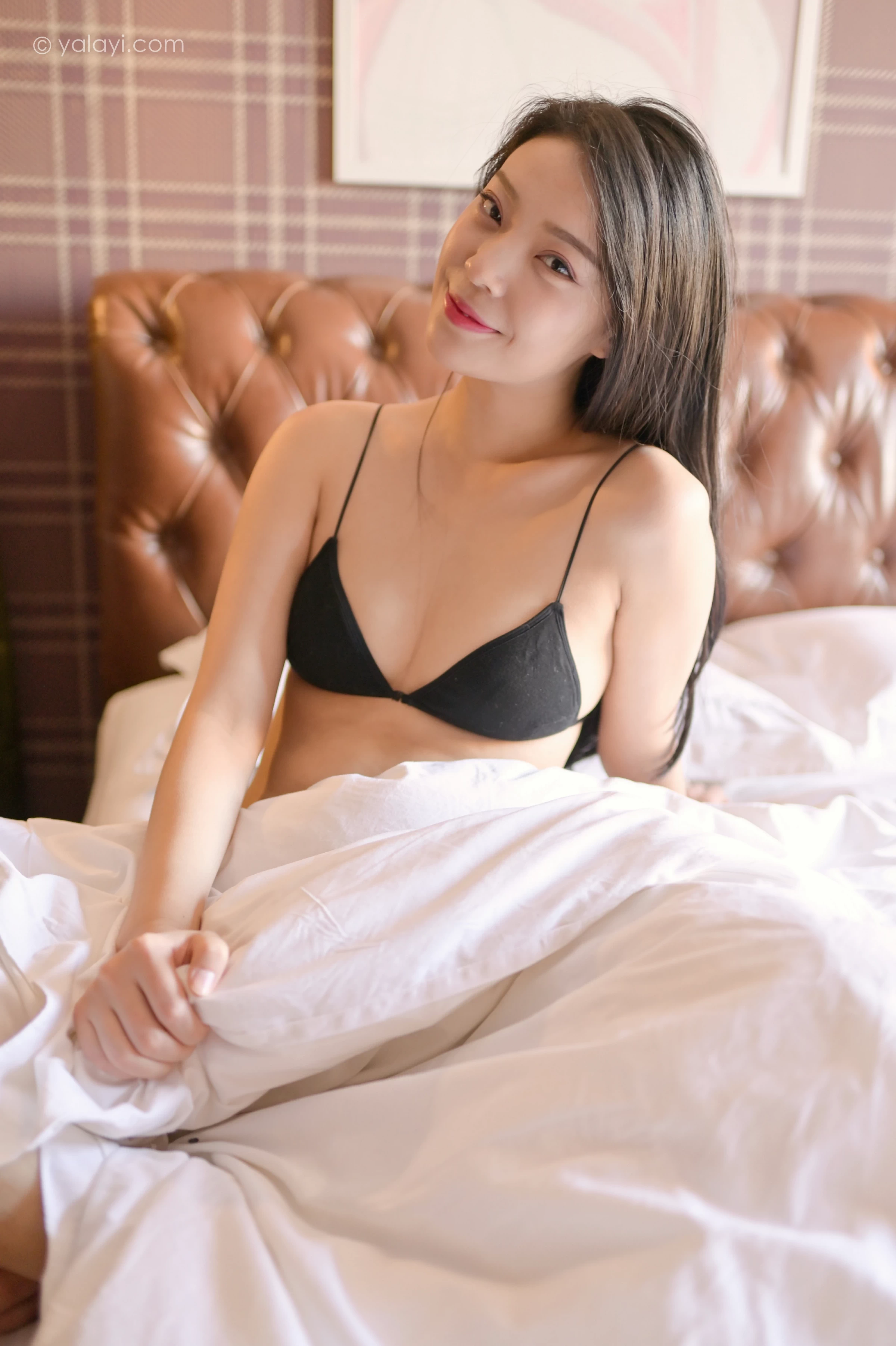 [YALAYI雅拉伊]NO.729 《鲜肤一何润》 楚薇 黑色内衣性感私房写真集第2张