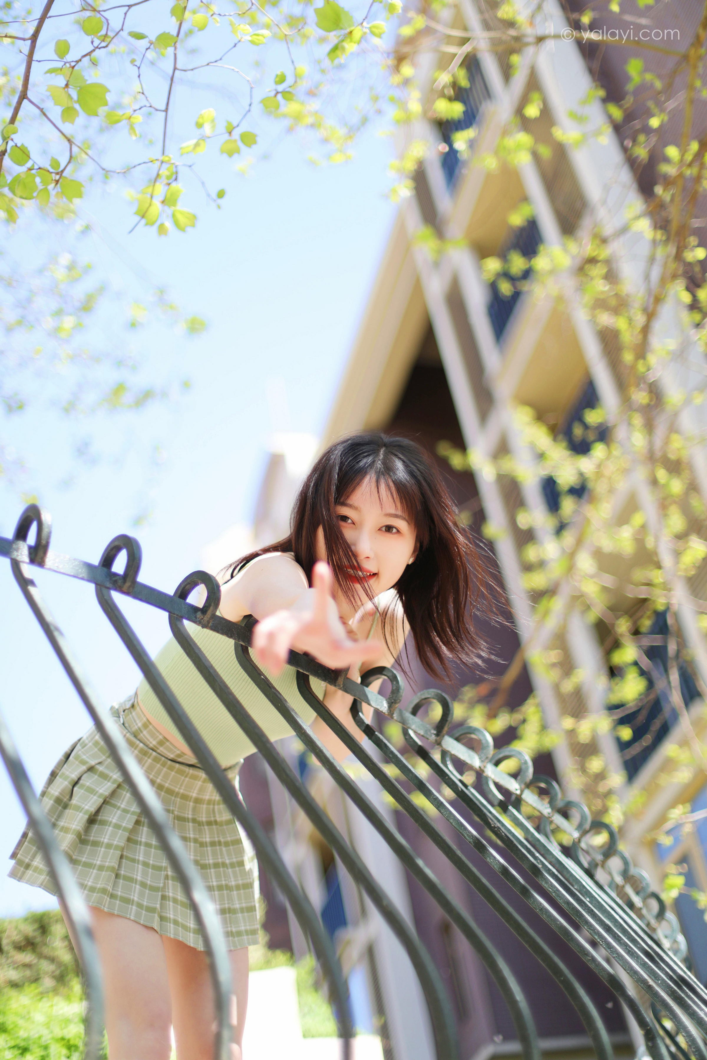 [YALAYI雅拉伊]2022.04.23 春柔 京京 性感小背心加格子短裙清纯写真集第8张