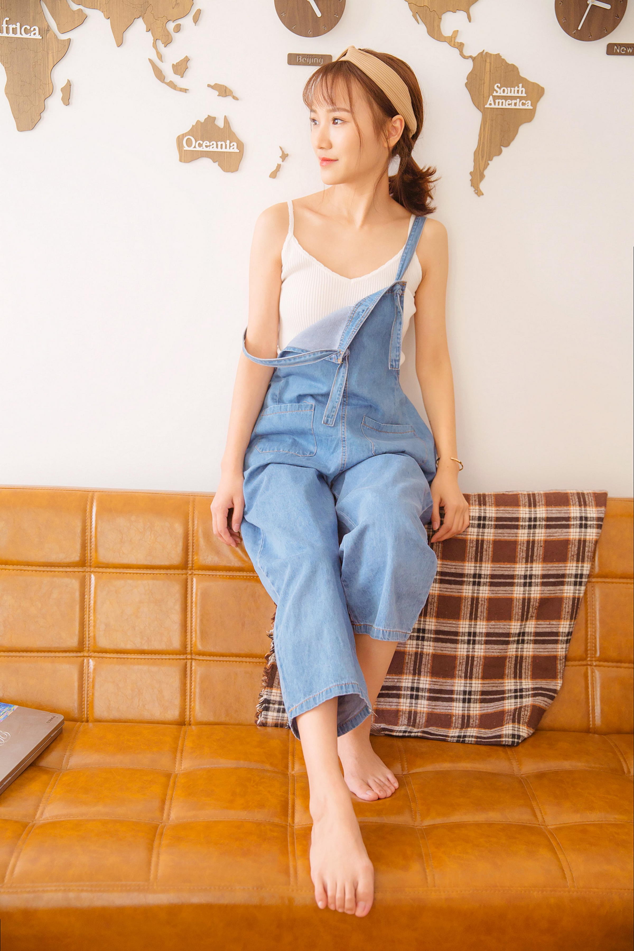 [YALAYI雅拉伊]2022.05.20 飒爽女生 灰色背带牛仔裤加白色性感小背心清纯写真集第6张