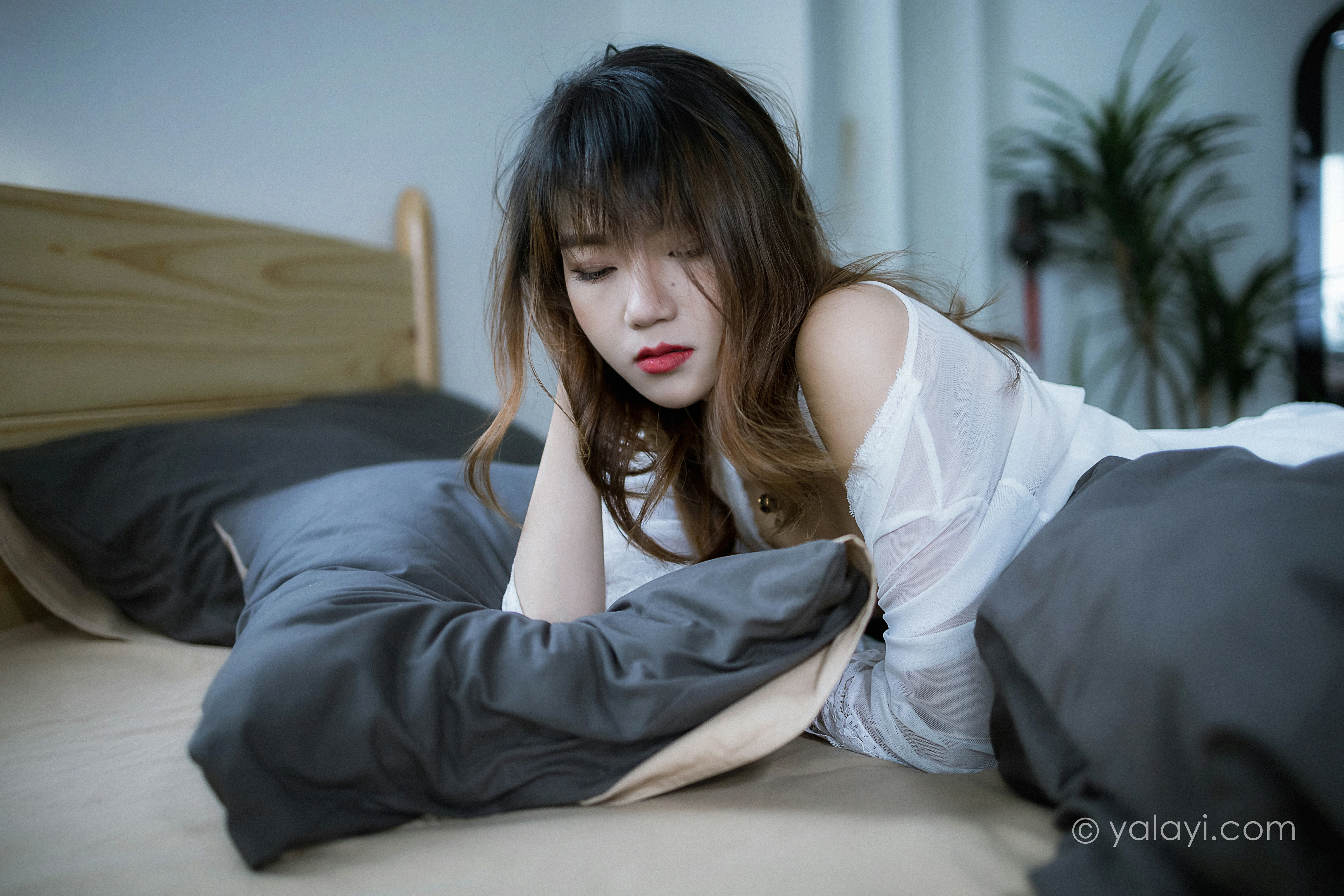 [YALAYI雅拉伊]NO.759 灰色空间 樊梵 白色透视蕾丝睡衣性感私房写真集第2张