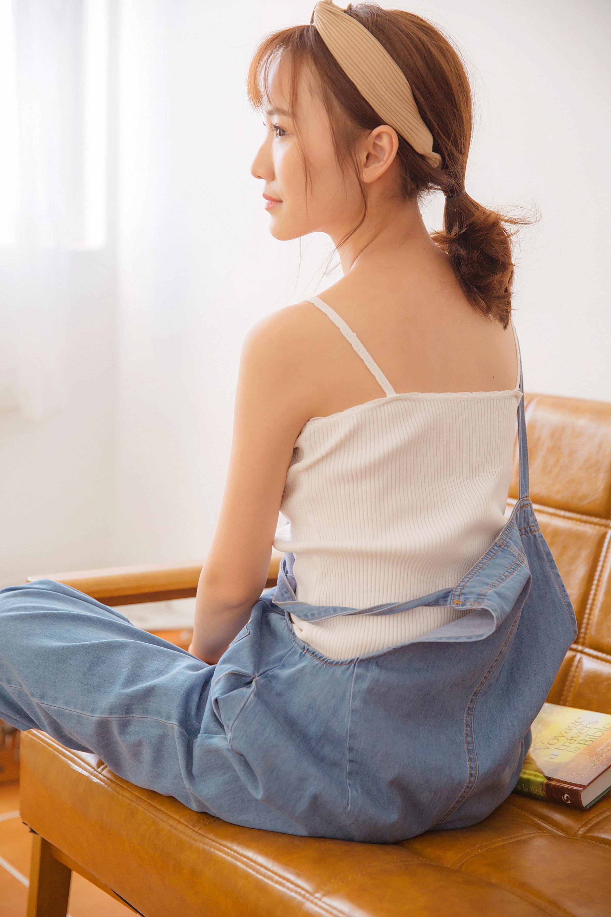 [YALAYI雅拉伊]2022.05.20 飒爽女生 灰色背带牛仔裤加白色性感小背心清纯写真集第8张