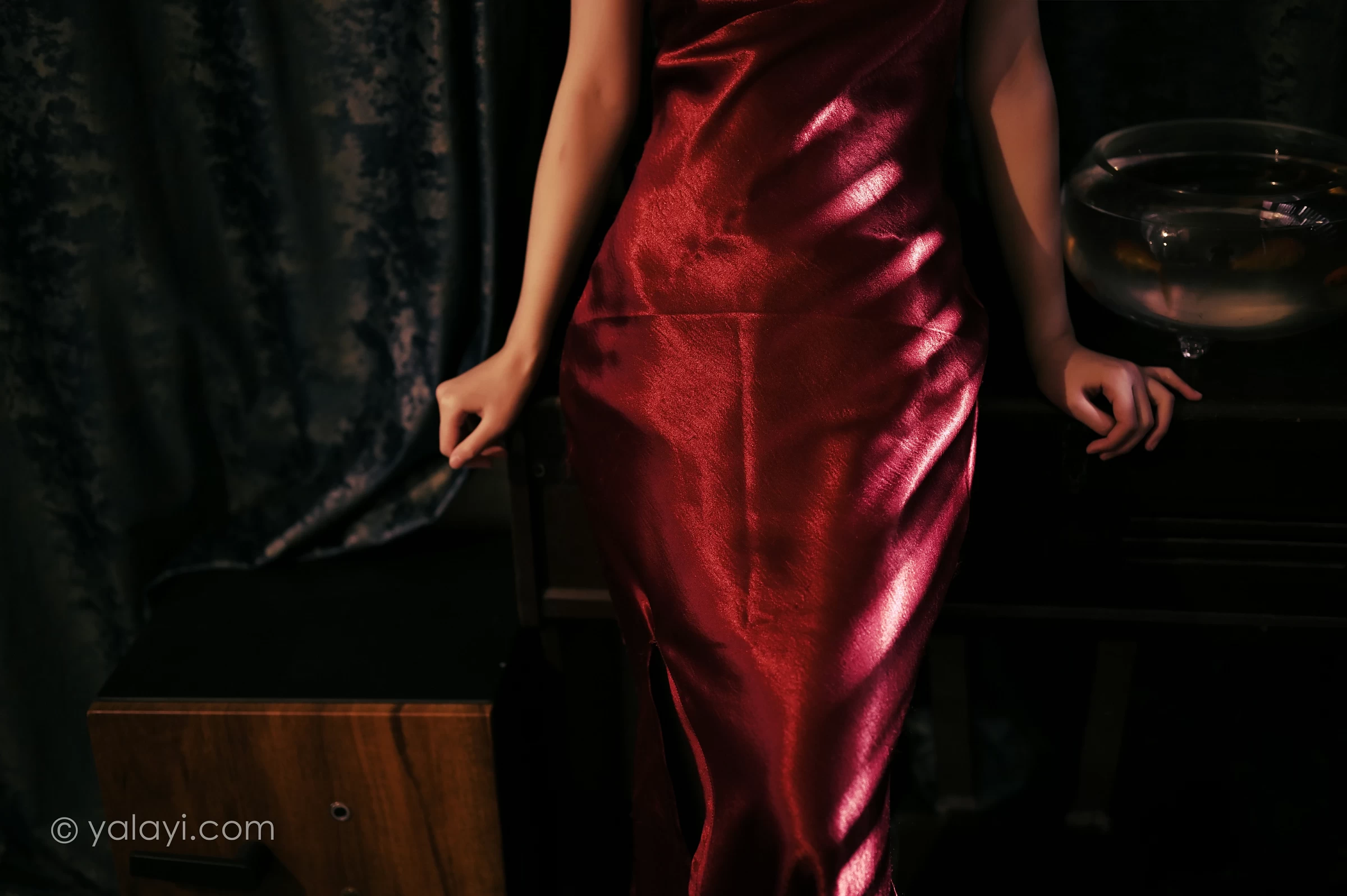 [YALAYI雅拉伊]NO.746 《岁月静好》 方岚 红色吊带裸背连衣裙性感写真集第5张