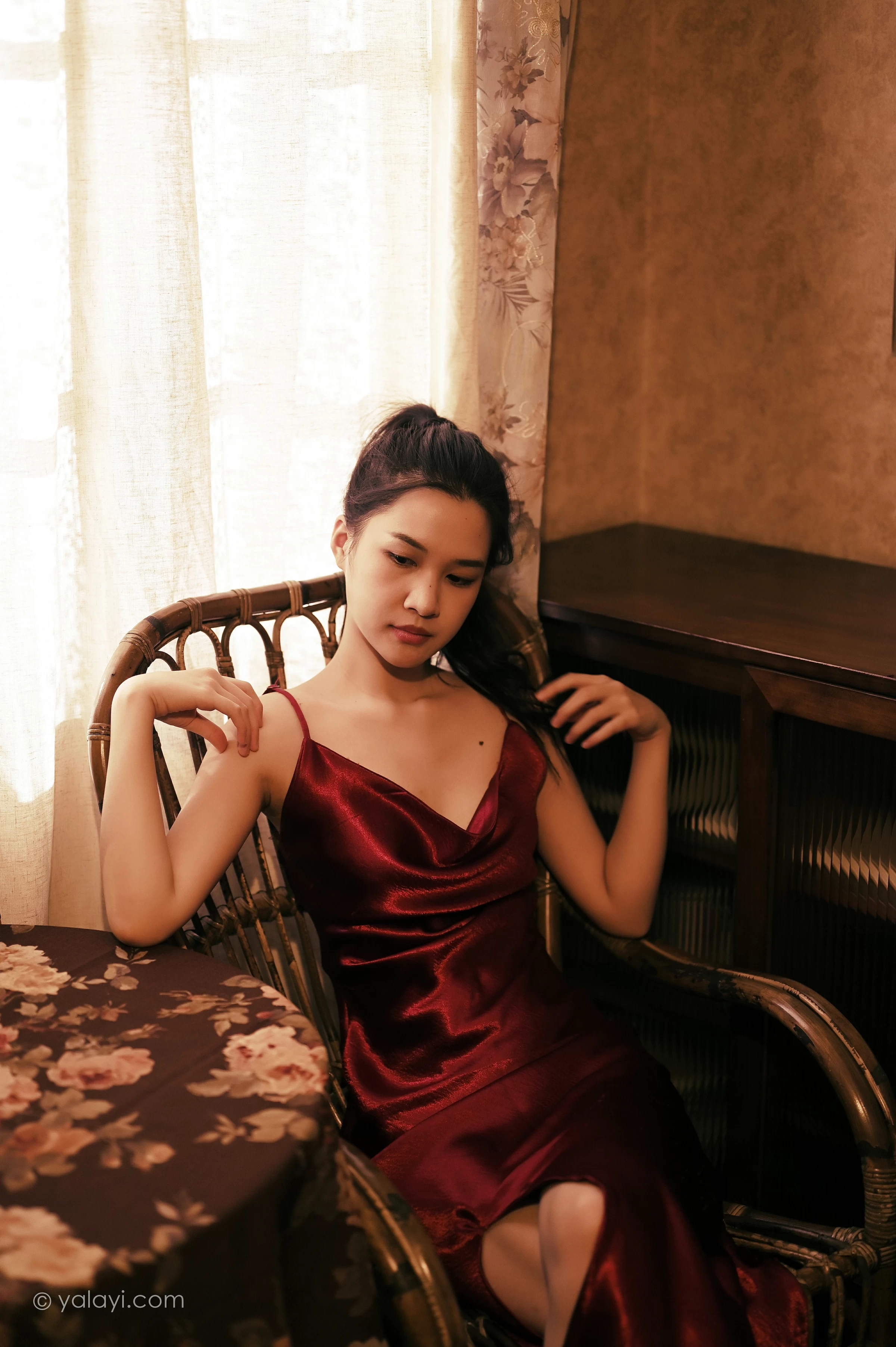 [YALAYI雅拉伊]NO.746 《岁月静好》 方岚 红色吊带裸背连衣裙性感写真集第7张