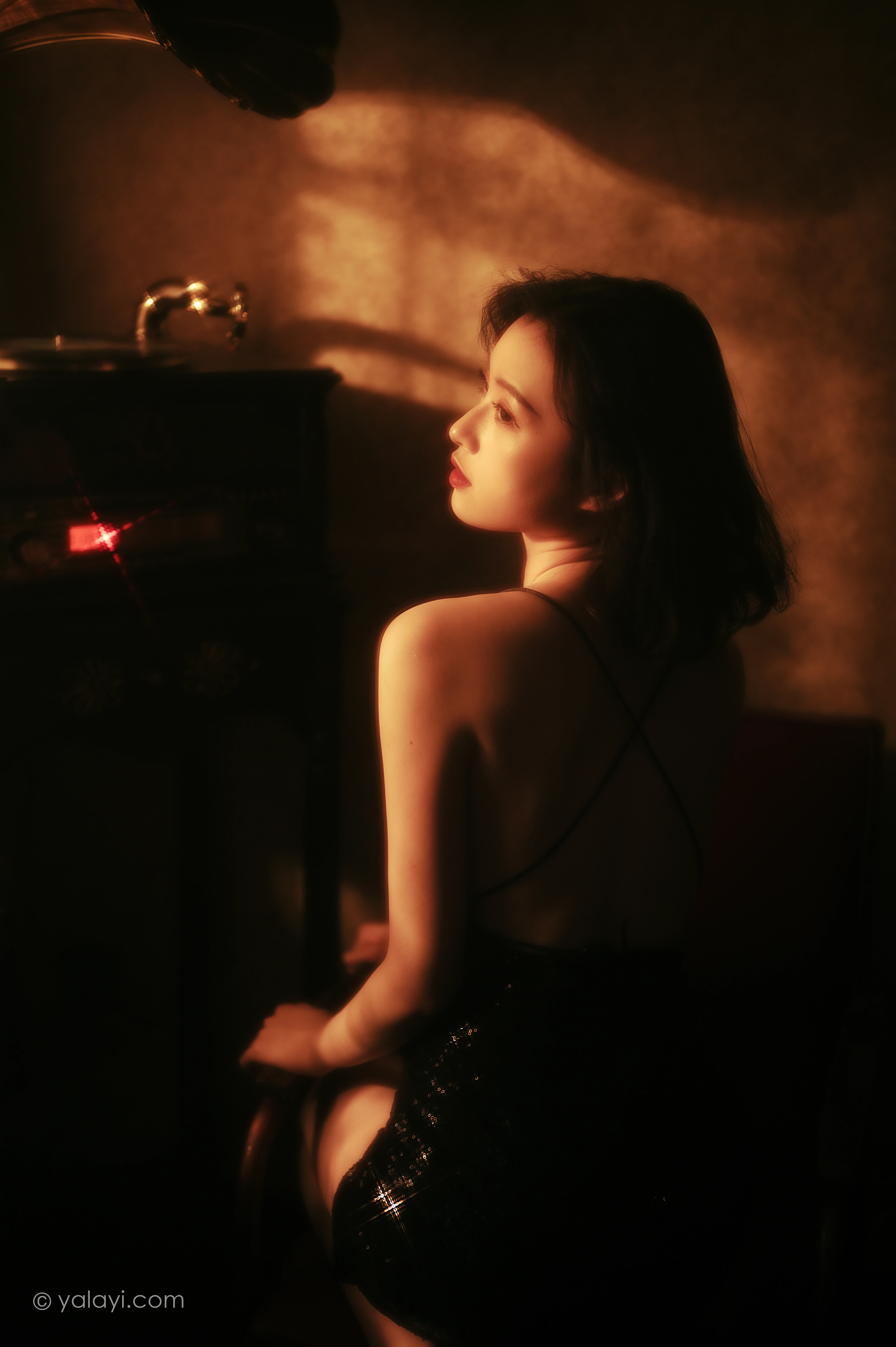 [YALAYI雅拉伊]NO.756 流金岁月 京京 黑色紧身吊带裸背连衣裙性感写真集第6张