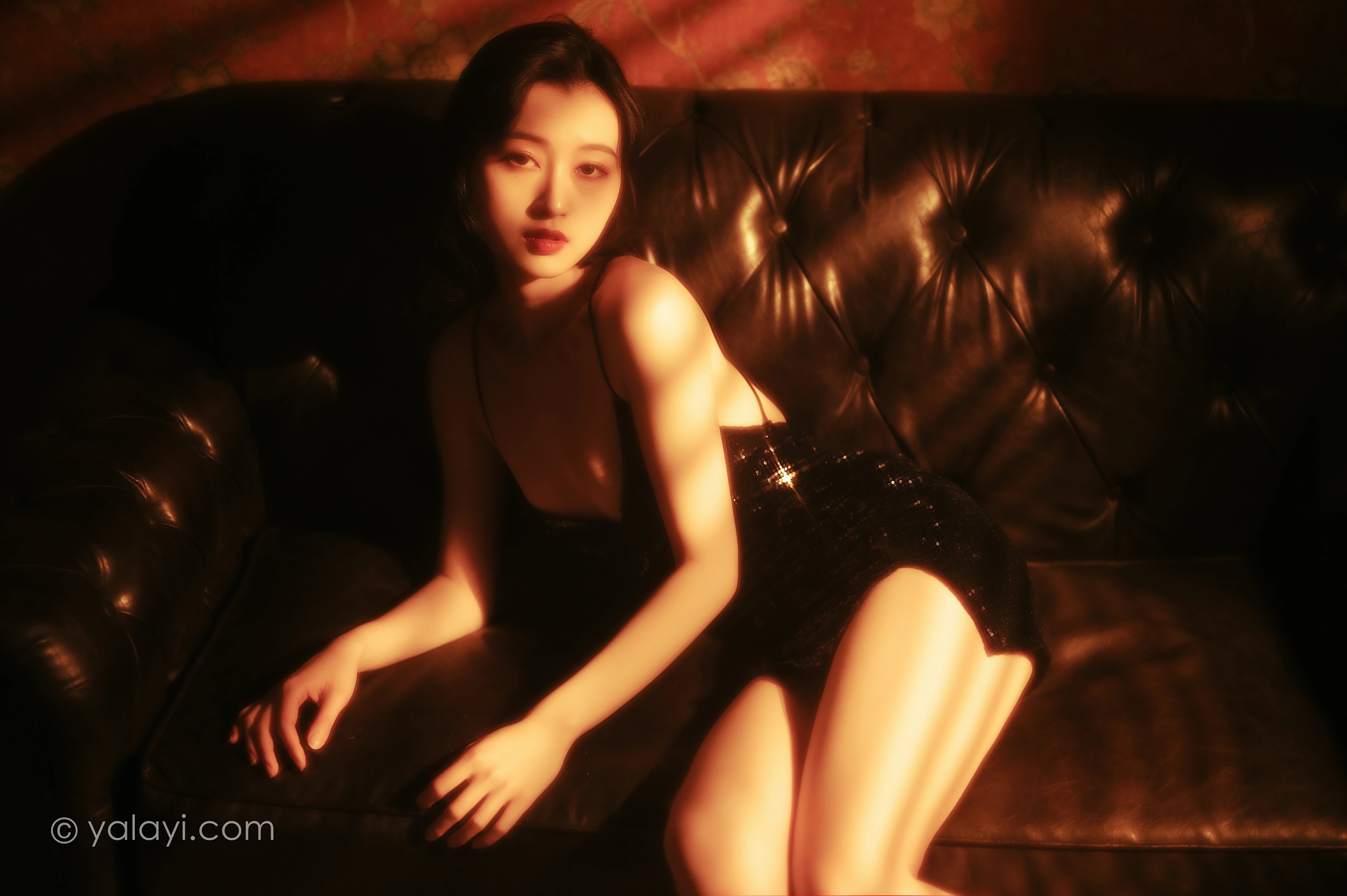 [YALAYI雅拉伊]NO.756 流金岁月 京京 黑色紧身吊带裸背连衣裙性感写真集第12张