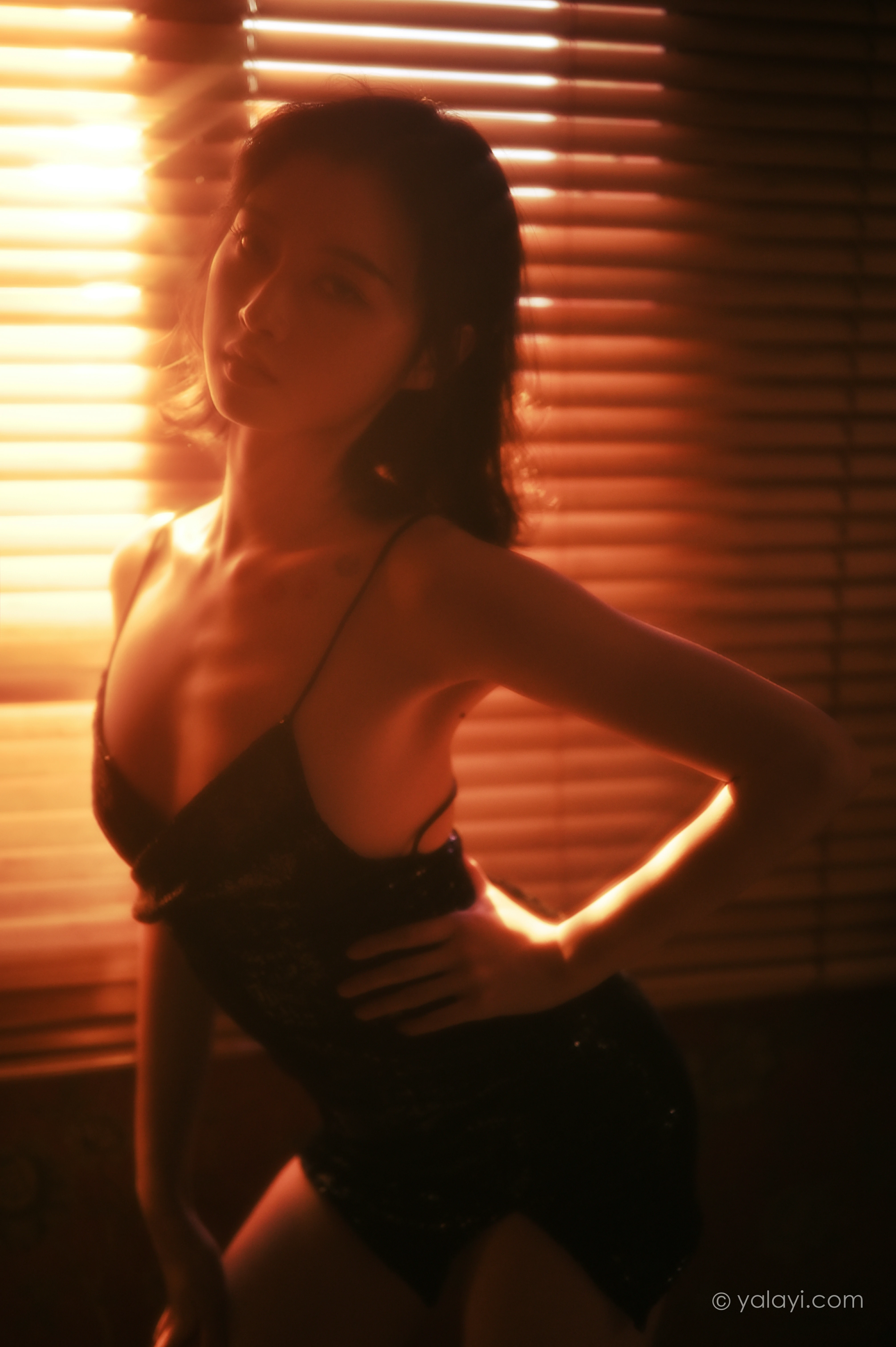 [YALAYI雅拉伊]NO.756 流金岁月 京京 黑色紧身吊带裸背连衣裙性感写真集第13张