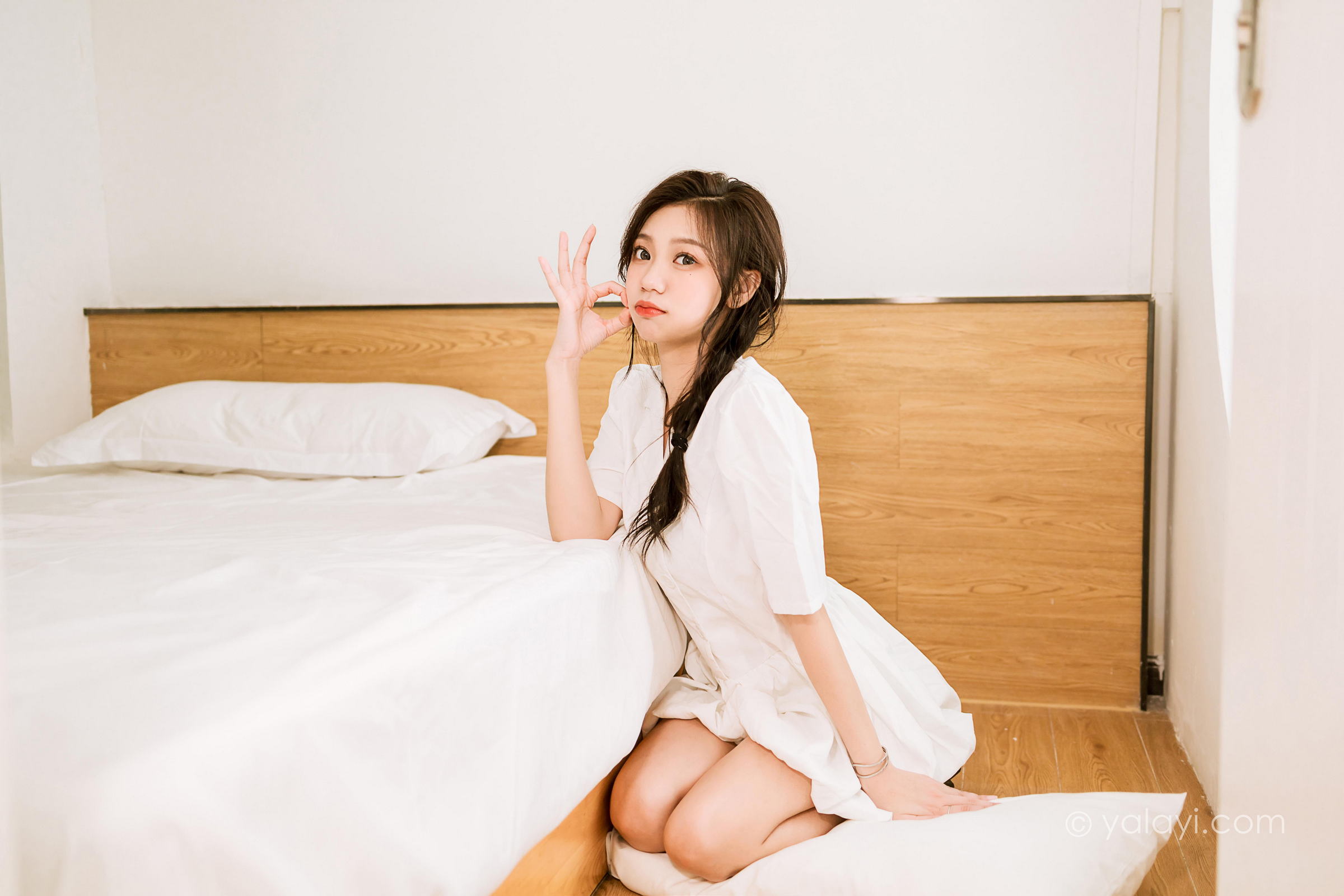 [YALAYI雅拉伊]2022.07.01 好美丽 梓瑶 白色连衣裙居家清纯写真集第6张