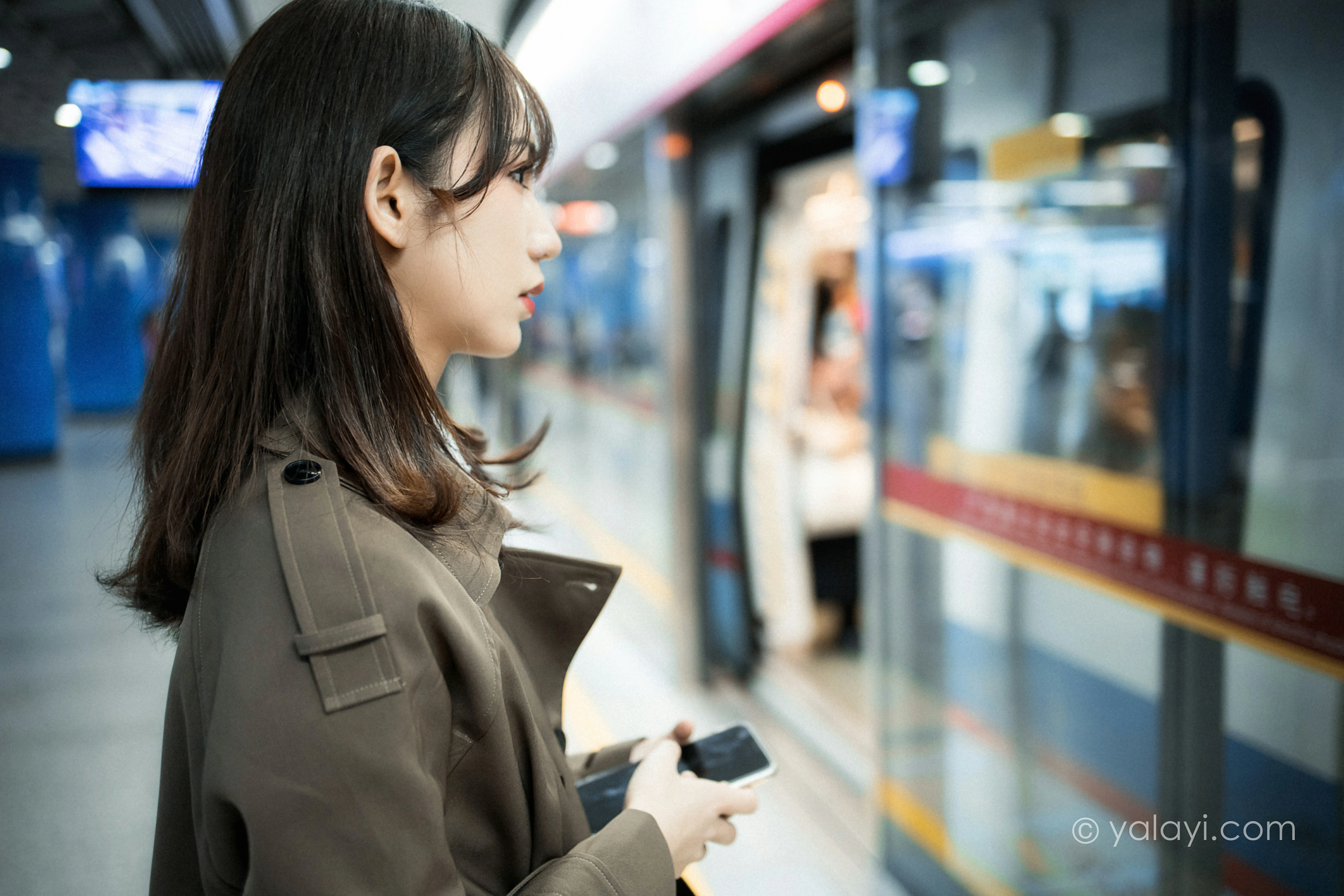 [YALAYI雅拉伊]NO.760 迷失在都市 果果 黑色连身风衣街拍写真集第9张