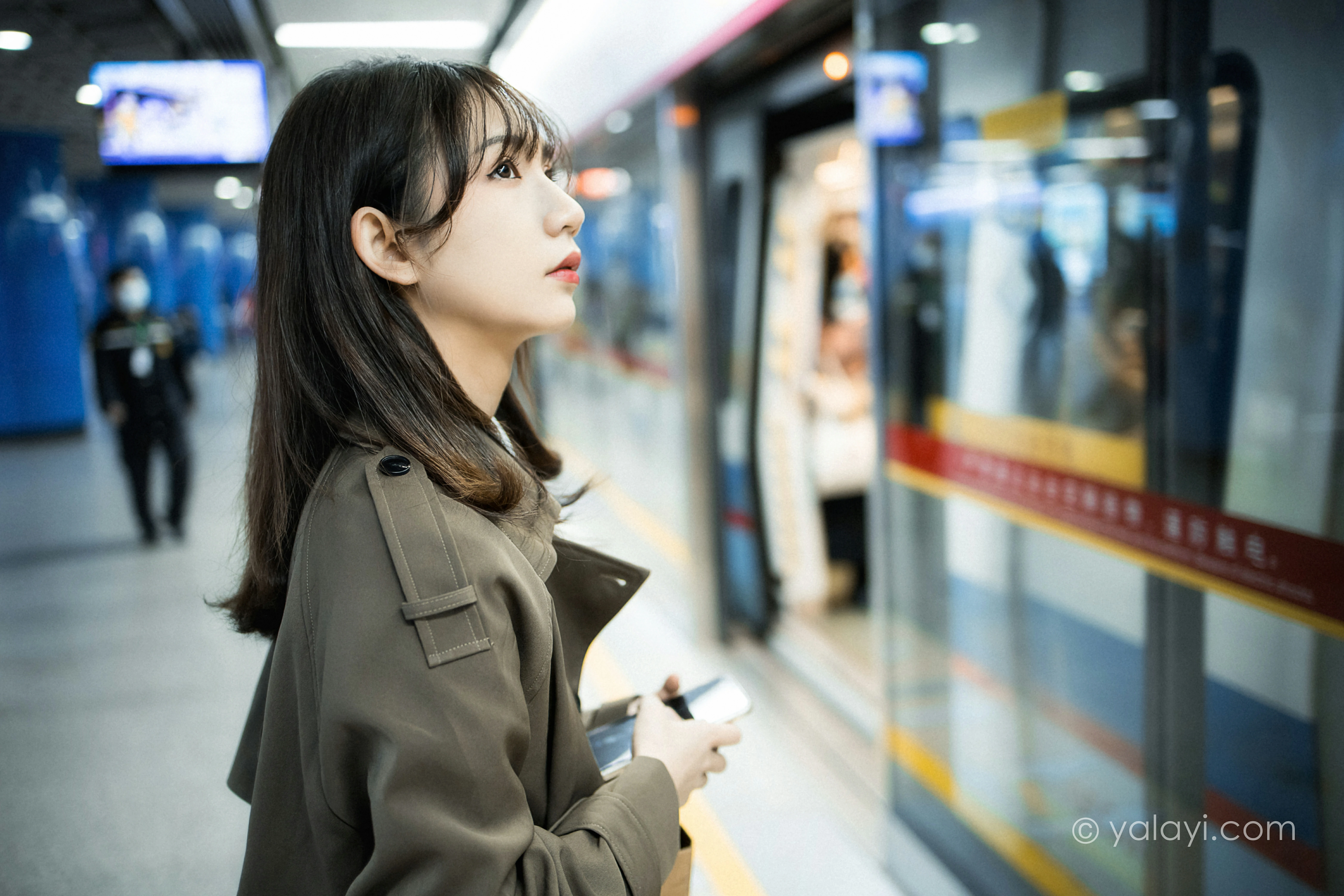 [YALAYI雅拉伊]NO.760 迷失在都市 果果 黑色连身风衣街拍写真集第10张