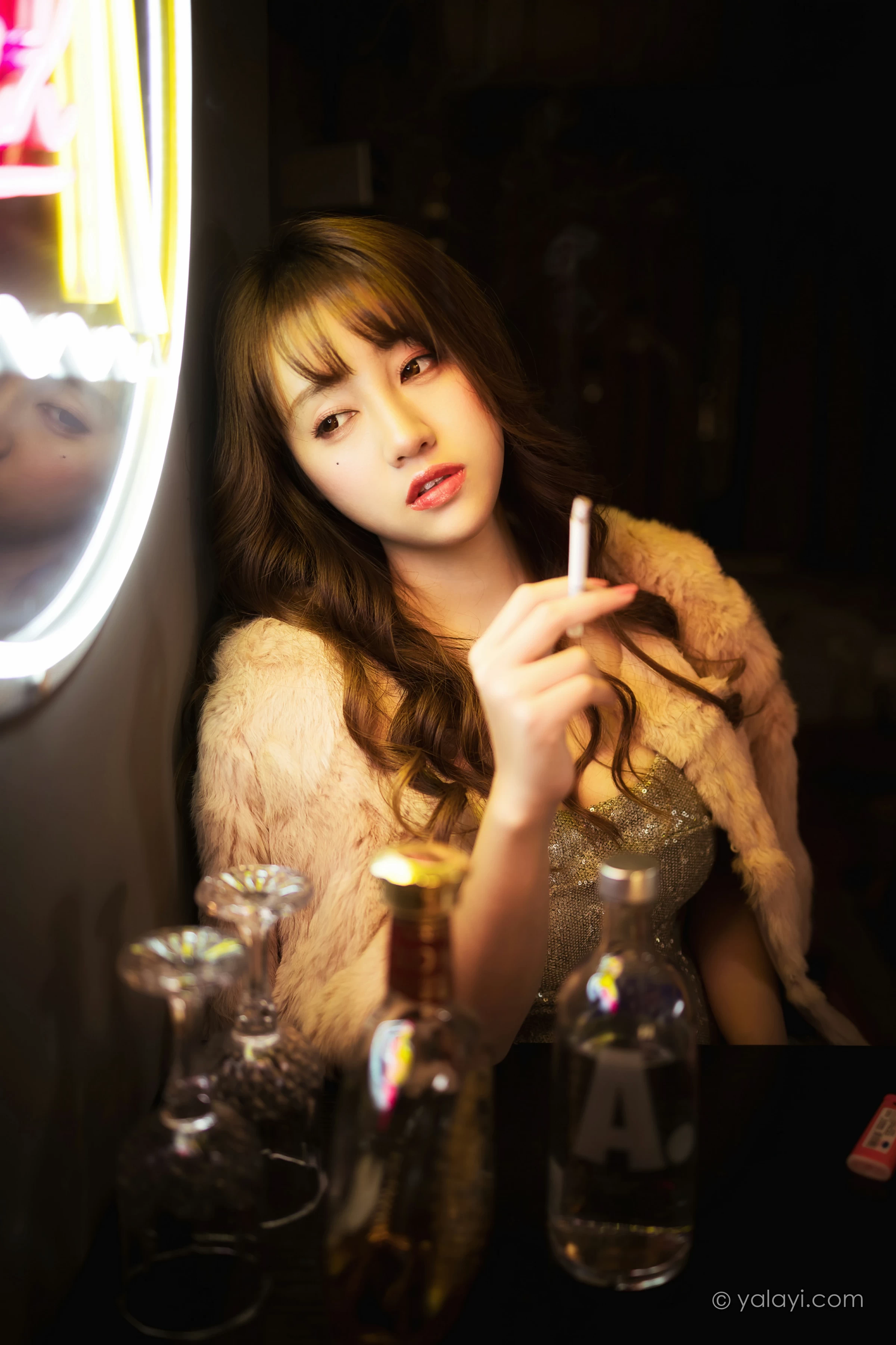 [YALAYI雅拉伊]NO.751 《独自买醉》 虞艺 貂皮大衣加银色吊带连衣裙性感写真集第3张