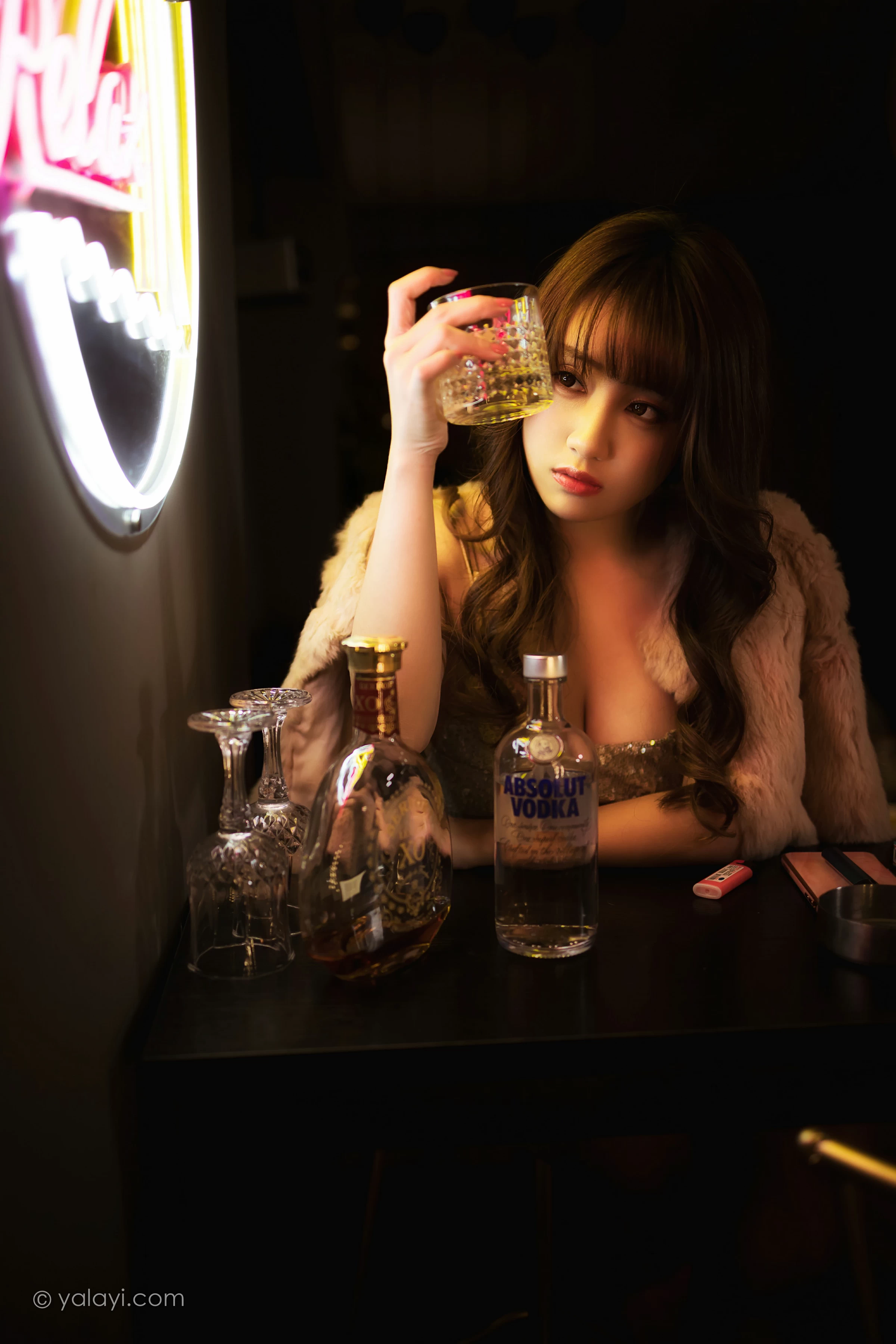 [YALAYI雅拉伊]NO.751 《独自买醉》 虞艺 貂皮大衣加银色吊带连衣裙性感写真集第4张