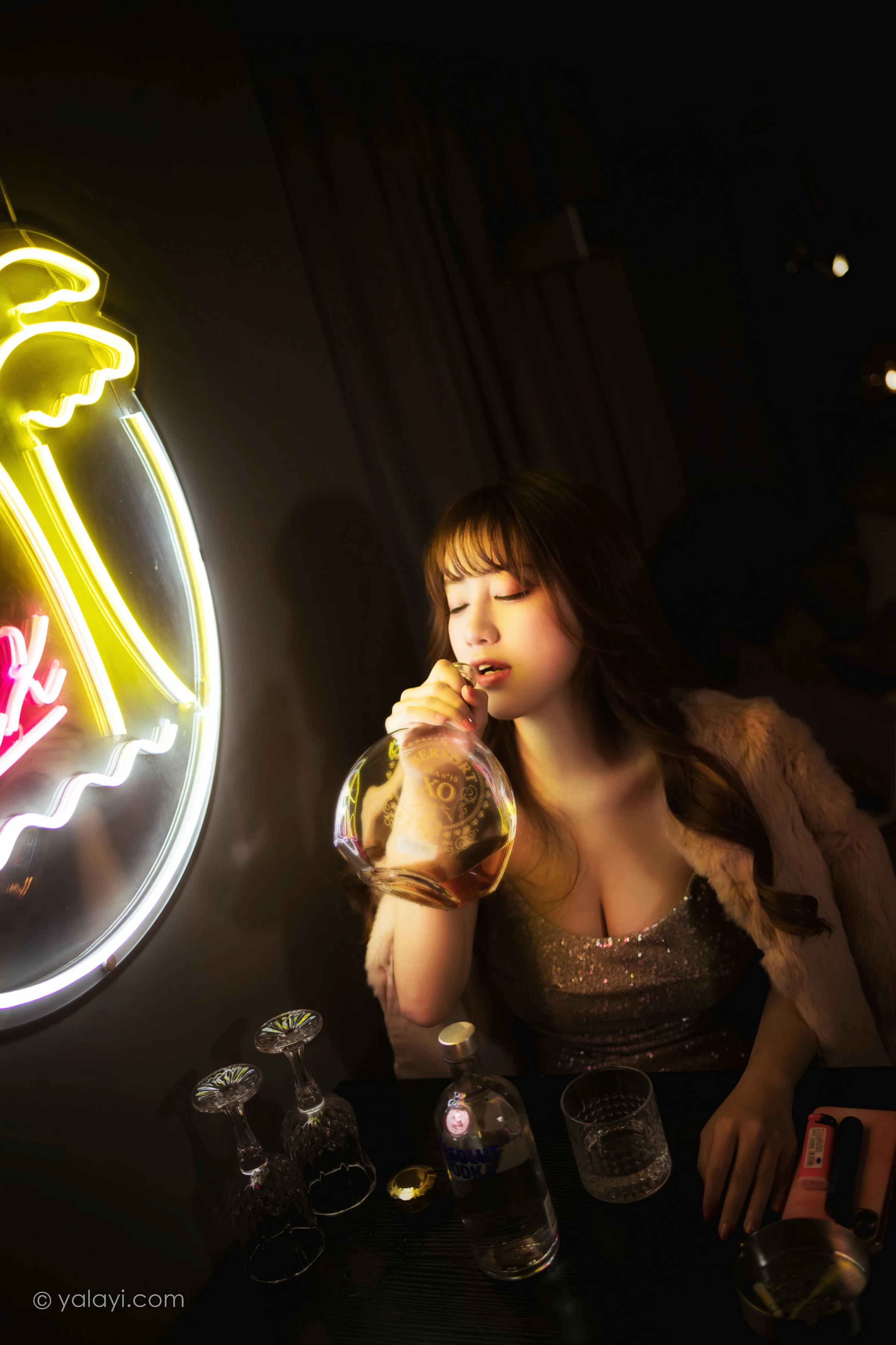 [YALAYI雅拉伊]NO.751 《独自买醉》 虞艺 貂皮大衣加银色吊带连衣裙性感写真集第5张