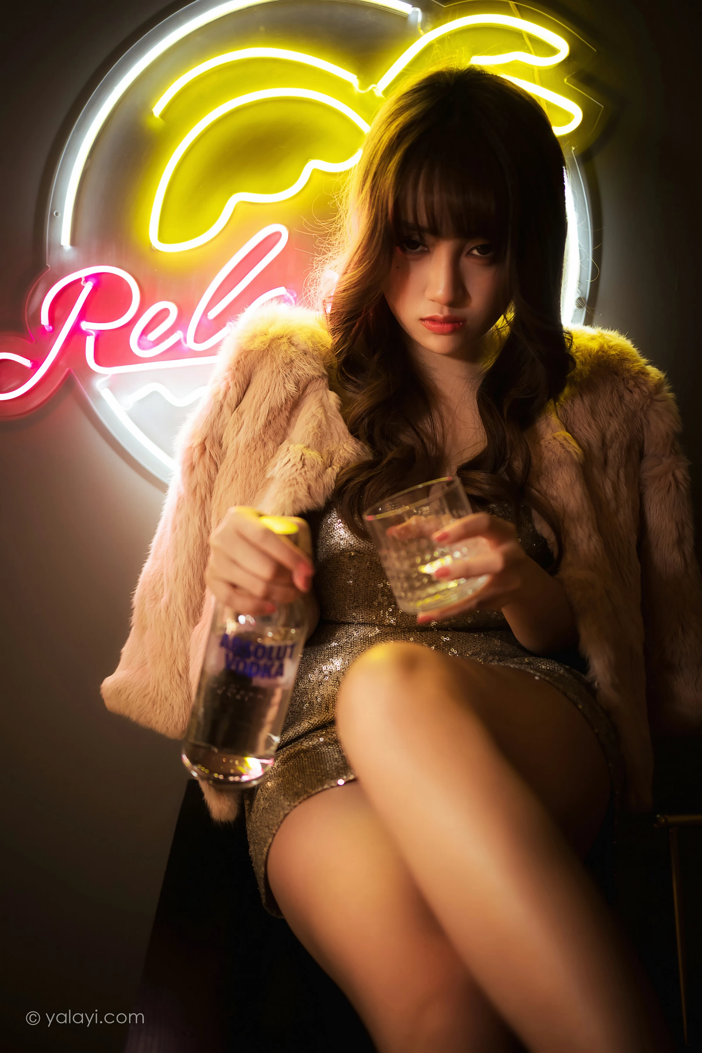 [YALAYI雅拉伊]NO.751 《独自买醉》 虞艺 貂皮大衣加银色吊带连衣裙性感写真集第6张