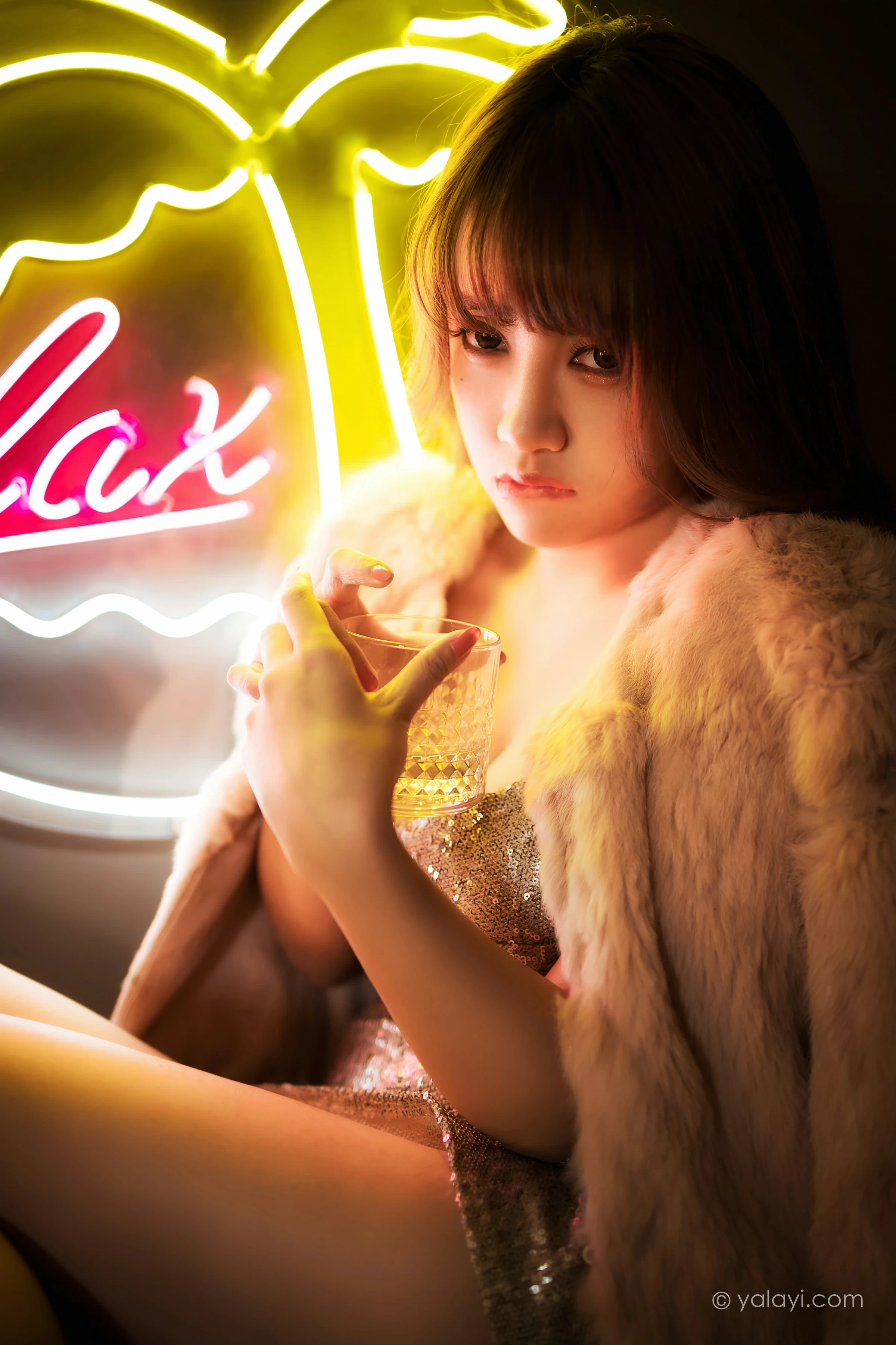 [YALAYI雅拉伊]NO.751 《独自买醉》 虞艺 貂皮大衣加银色吊带连衣裙性感写真集第9张