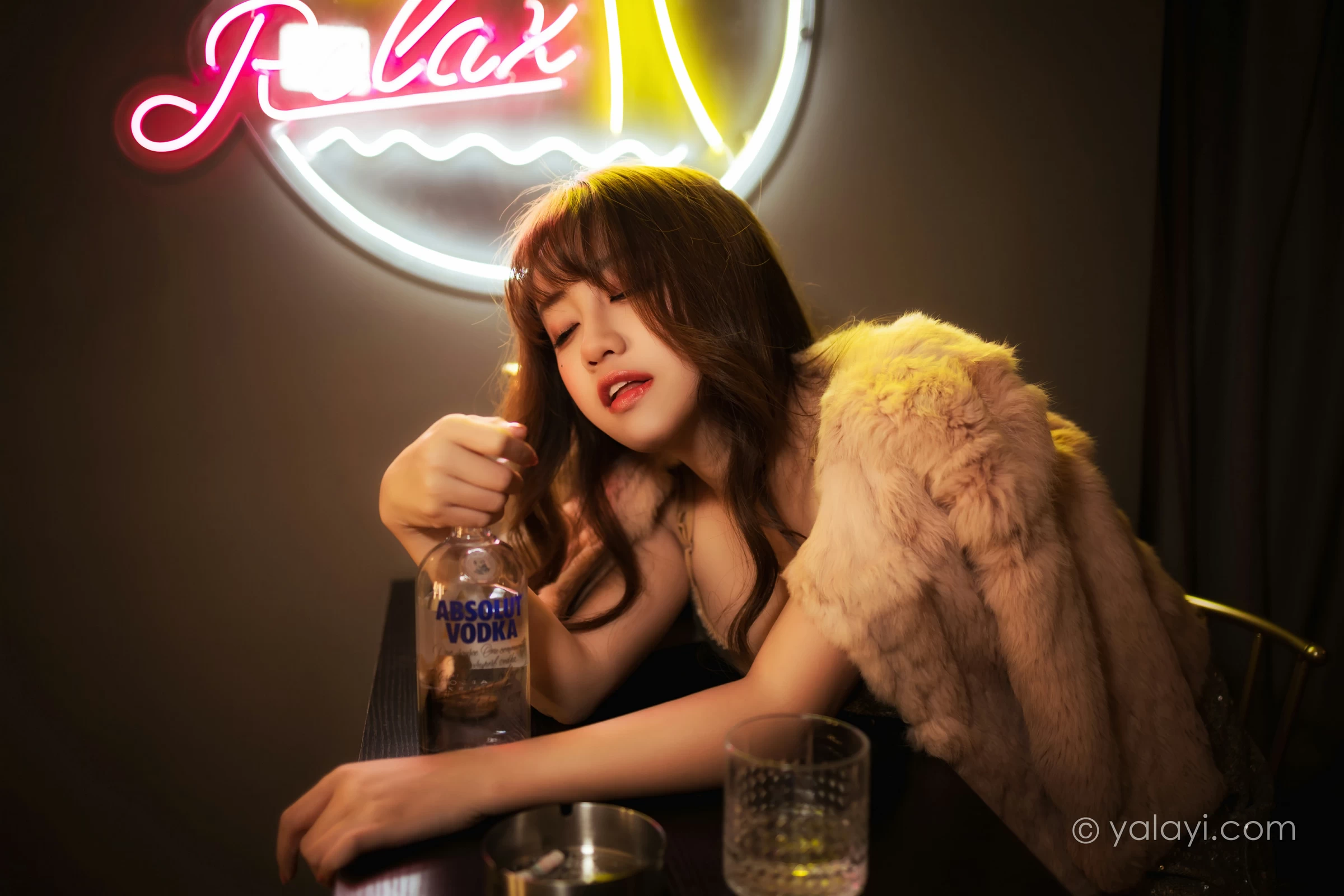 [YALAYI雅拉伊]NO.751 《独自买醉》 虞艺 貂皮大衣加银色吊带连衣裙性感写真集第11张