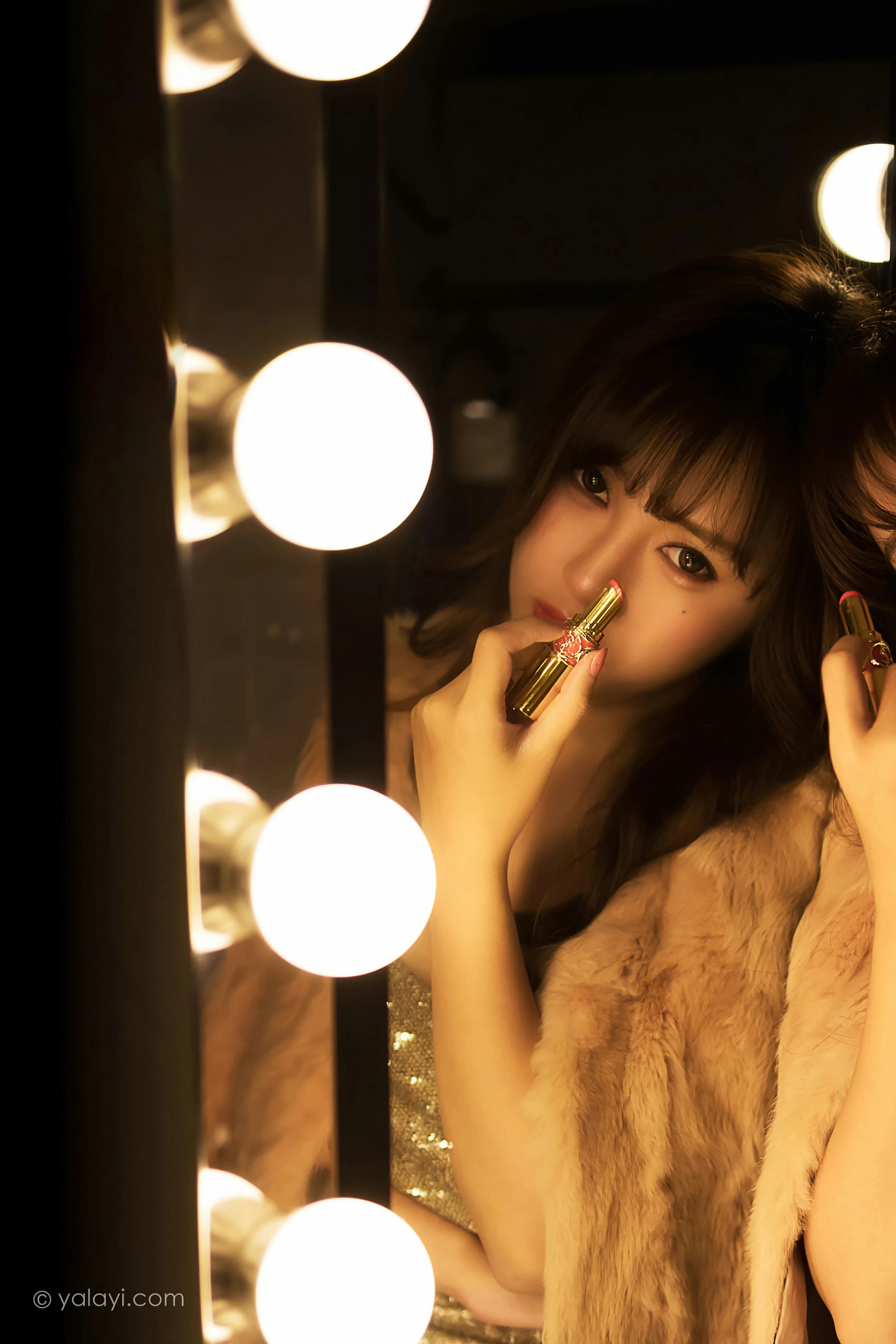 [YALAYI雅拉伊]NO.751 《独自买醉》 虞艺 貂皮大衣加银色吊带连衣裙性感写真集第13张