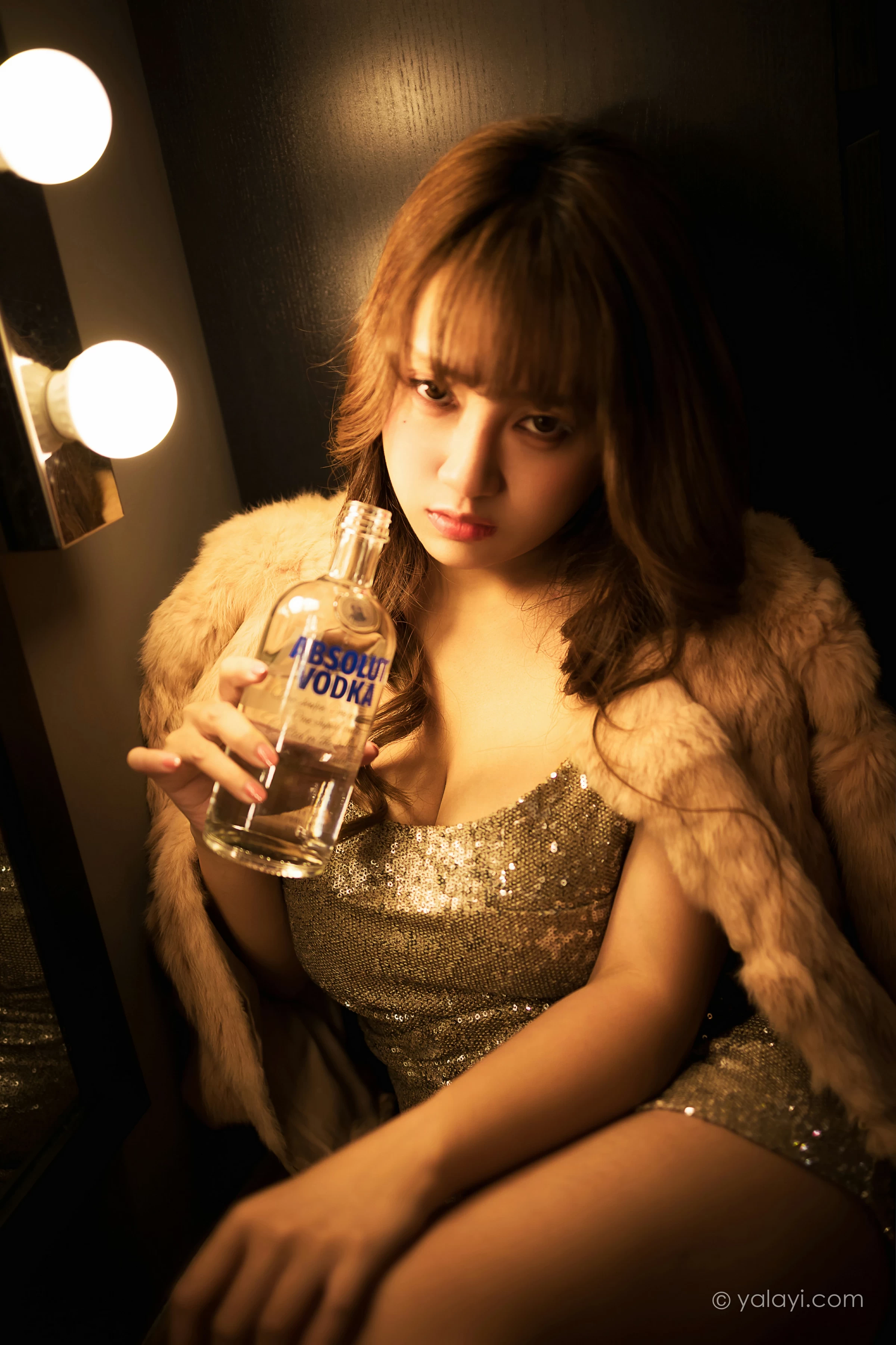[YALAYI雅拉伊]NO.751 《独自买醉》 虞艺 貂皮大衣加银色吊带连衣裙性感写真集第14张